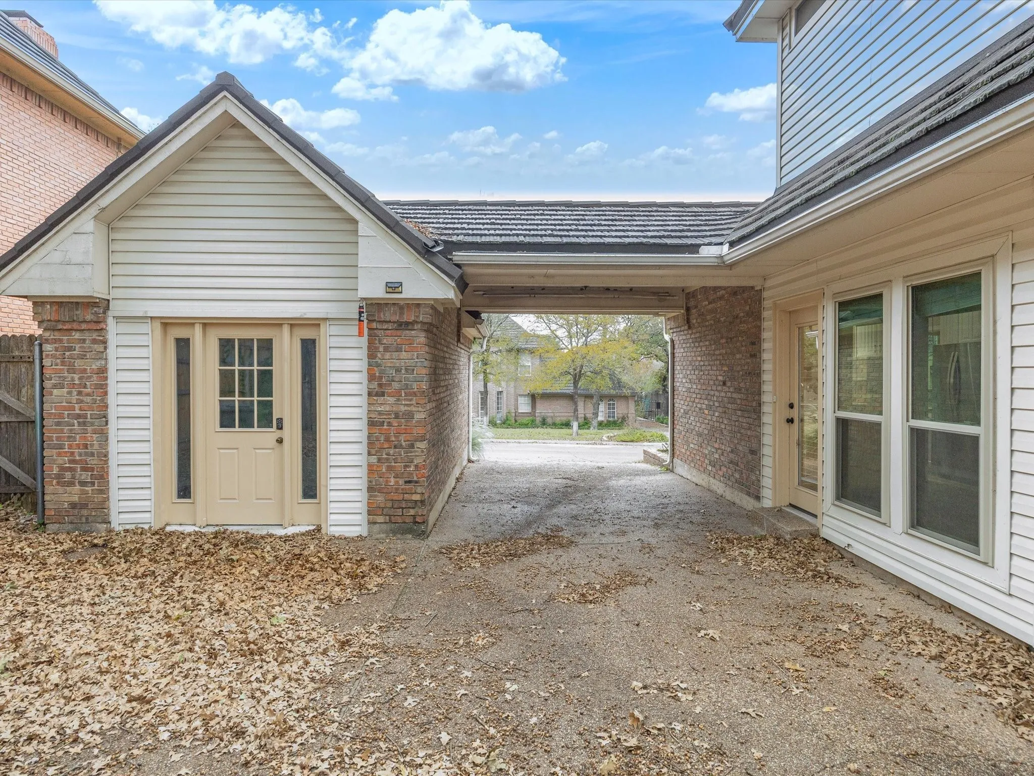 Single Family Residence For Sale in Tarrant County , 2004 Misty Creek Drive, Arlington, Texas 76017, 4 Bedroom, 4 Bathroom, 2 Garage spaces, 2,621 Sqft, built in 1985, mls#21137660, Real Estate Agent in Arlington, Homes For Sale in Tarrant county, Homes For Sale in Arlington, Realtor in Arlington Texas, Real Estate Brokerage Independent Realty Texas, Luminita Cordes Realtor