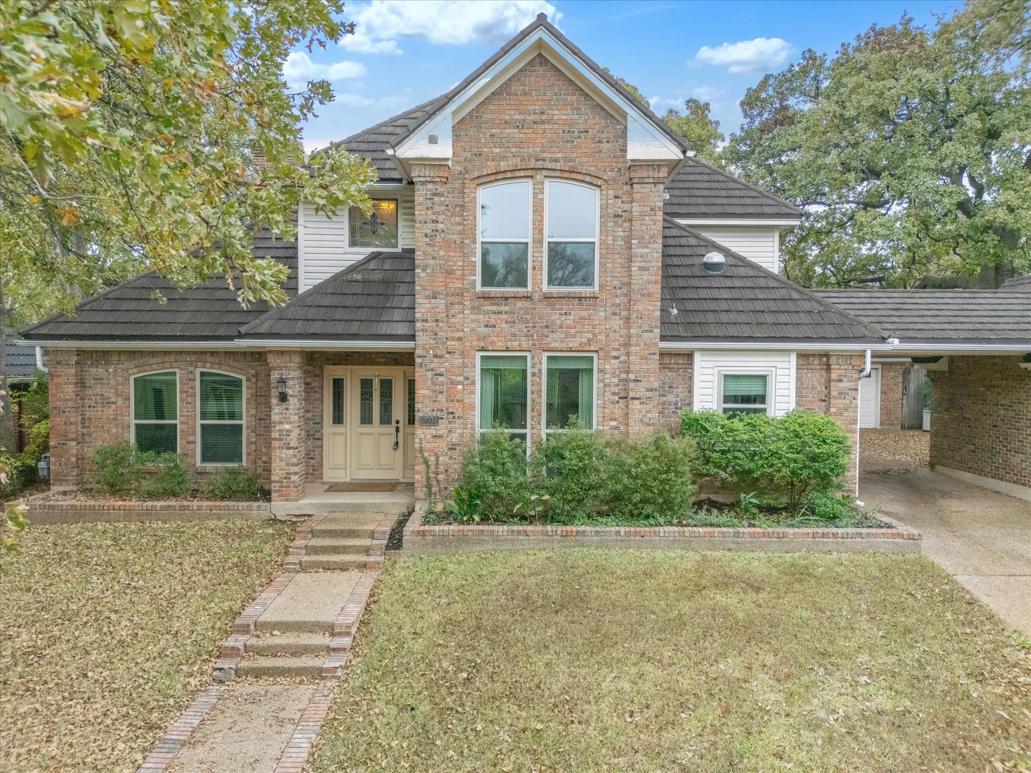 Single Family Residence For Sale in Tarrant County , 2004 Misty Creek Drive, Arlington, Texas 76017, 4 Bedroom, 4 Bathroom, 2 Garage spaces, 2,621 Sqft, built in 1985, mls#21137660, Real Estate Agent in Arlington, Homes For Sale in Tarrant county, Homes For Sale in Arlington, Realtor in Arlington Texas, Real Estate Brokerage Independent Realty Texas, Luminita Cordes Realtor