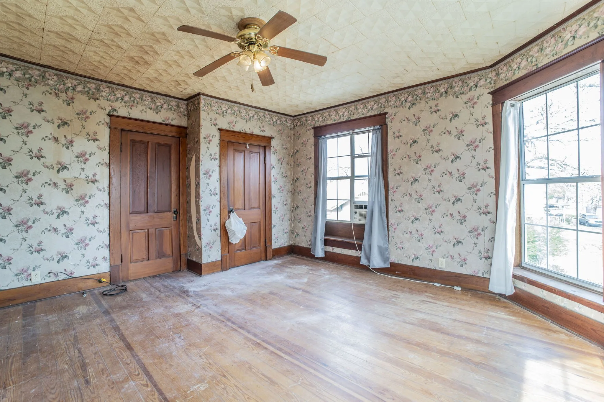 Single Family Residence For Sale in Lamar County , 540 12th Street SE, Paris, Texas 75460, 5 Bedrooms, 2 Bathrooms, Garage spaces, 3,076 Sqft, built in 1896, Price $225,000, mls#21137474, Real Estate Agent in Paris, Homes For Sale in Lamar county, Homes For Sale in Paris, Realtor in Paris Texas, Real Estate Brokerage Independent Realty Texas, Luminita Cordes Realtor