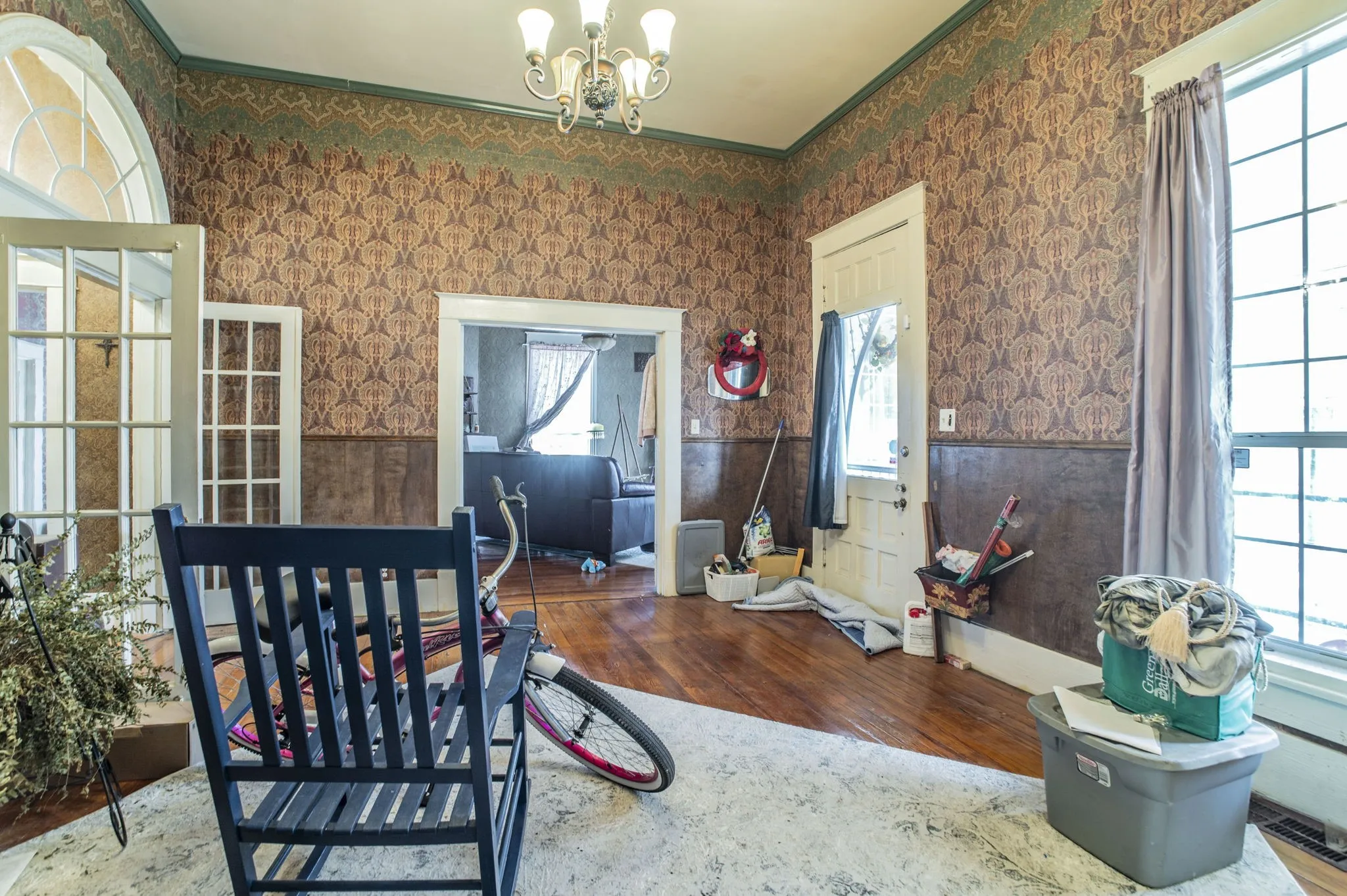 Single Family Residence For Sale in Lamar County , 540 12th Street SE, Paris, Texas 75460, 5 Bedrooms, 2 Bathrooms, Garage spaces, 3,076 Sqft, built in 1896, Price $225,000, mls#21137474, Real Estate Agent in Paris, Homes For Sale in Lamar county, Homes For Sale in Paris, Realtor in Paris Texas, Real Estate Brokerage Independent Realty Texas, Luminita Cordes Realtor