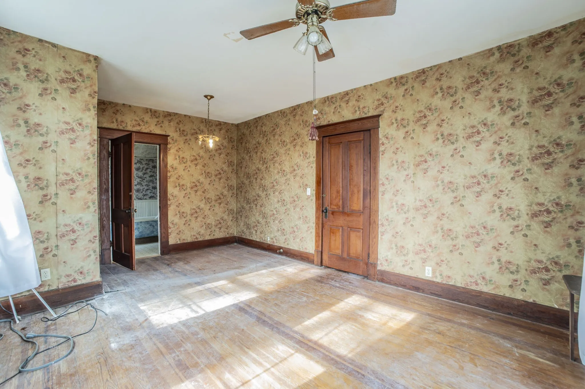 Single Family Residence For Sale in Lamar County , 540 12th Street SE, Paris, Texas 75460, 5 Bedrooms, 2 Bathrooms, Garage spaces, 3,076 Sqft, built in 1896, Price $225,000, mls#21137474, Real Estate Agent in Paris, Homes For Sale in Lamar county, Homes For Sale in Paris, Realtor in Paris Texas, Real Estate Brokerage Independent Realty Texas, Luminita Cordes Realtor