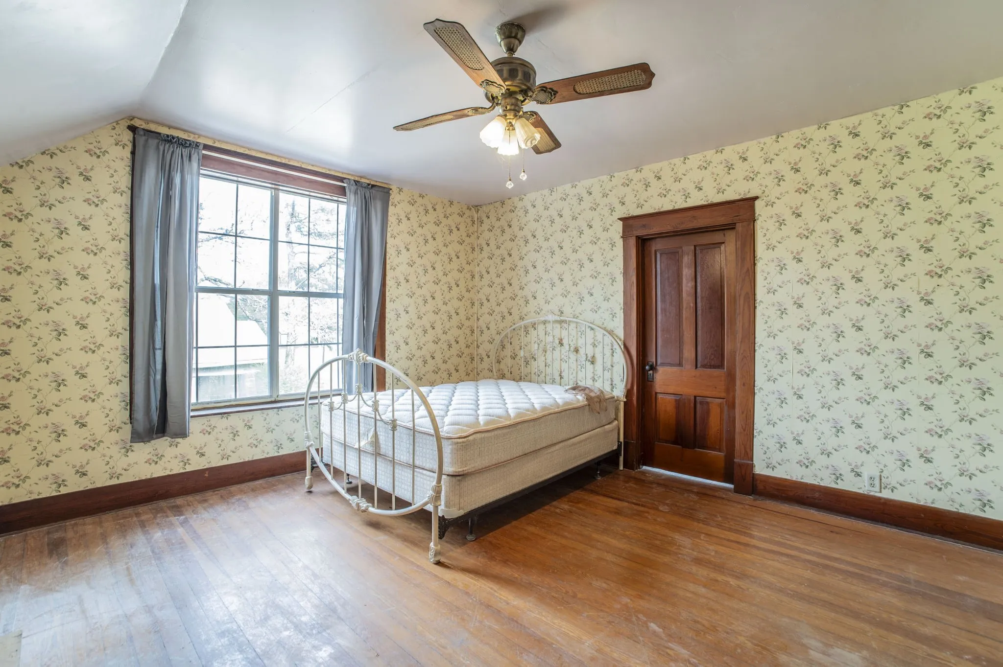 Single Family Residence For Sale in Lamar County , 540 12th Street SE, Paris, Texas 75460, 5 Bedrooms, 2 Bathrooms, Garage spaces, 3,076 Sqft, built in 1896, Price $225,000, mls#21137474, Real Estate Agent in Paris, Homes For Sale in Lamar county, Homes For Sale in Paris, Realtor in Paris Texas, Real Estate Brokerage Independent Realty Texas, Luminita Cordes Realtor