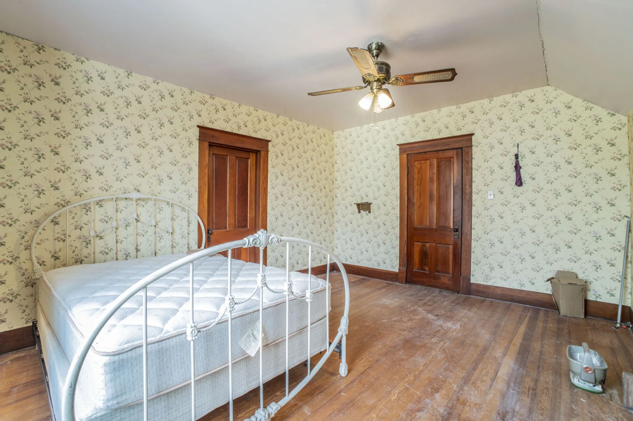 Single Family Residence For Sale in Lamar County , 540 12th Street SE, Paris, Texas 75460, 5 Bedrooms, 2 Bathrooms, Garage spaces, 3,076 Sqft, built in 1896, Price $225,000, mls#21137474, Real Estate Agent in Paris, Homes For Sale in Lamar county, Homes For Sale in Paris, Realtor in Paris Texas, Real Estate Brokerage Independent Realty Texas, Luminita Cordes Realtor