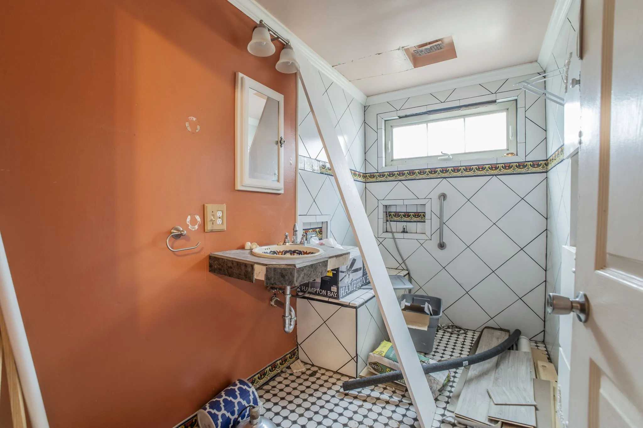 Single Family Residence For Sale in Lamar County , 540 12th Street SE, Paris, Texas 75460, 5 Bedrooms, 2 Bathrooms, Garage spaces, 3,076 Sqft, built in 1896, Price $225,000, mls#21137474, Real Estate Agent in Paris, Homes For Sale in Lamar county, Homes For Sale in Paris, Realtor in Paris Texas, Real Estate Brokerage Independent Realty Texas, Luminita Cordes Realtor