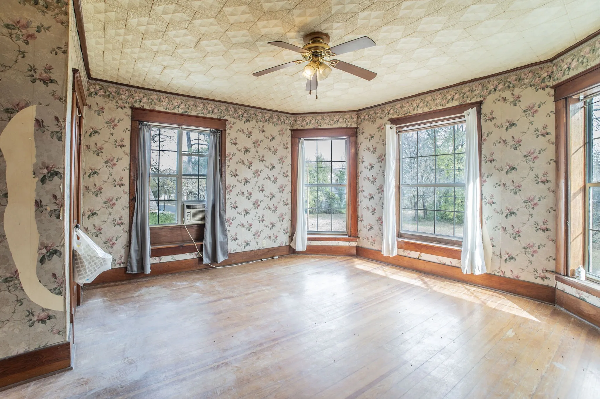 Single Family Residence For Sale in Lamar County , 540 12th Street SE, Paris, Texas 75460, 5 Bedrooms, 2 Bathrooms, Garage spaces, 3,076 Sqft, built in 1896, Price $225,000, mls#21137474, Real Estate Agent in Paris, Homes For Sale in Lamar county, Homes For Sale in Paris, Realtor in Paris Texas, Real Estate Brokerage Independent Realty Texas, Luminita Cordes Realtor