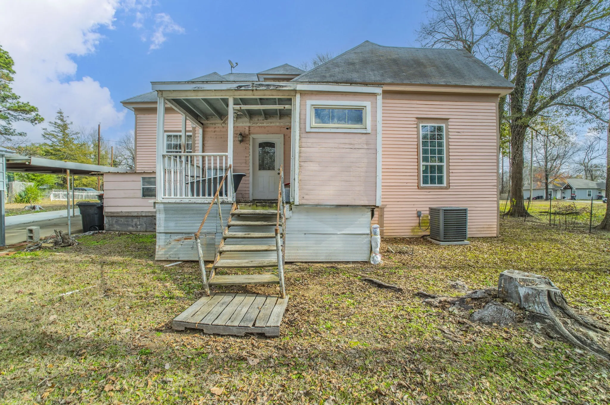 Single Family Residence For Sale in Lamar County , 540 12th Street SE, Paris, Texas 75460, 5 Bedrooms, 2 Bathrooms, Garage spaces, 3,076 Sqft, built in 1896, Price $225,000, mls#21137474, Real Estate Agent in Paris, Homes For Sale in Lamar county, Homes For Sale in Paris, Realtor in Paris Texas, Real Estate Brokerage Independent Realty Texas, Luminita Cordes Realtor