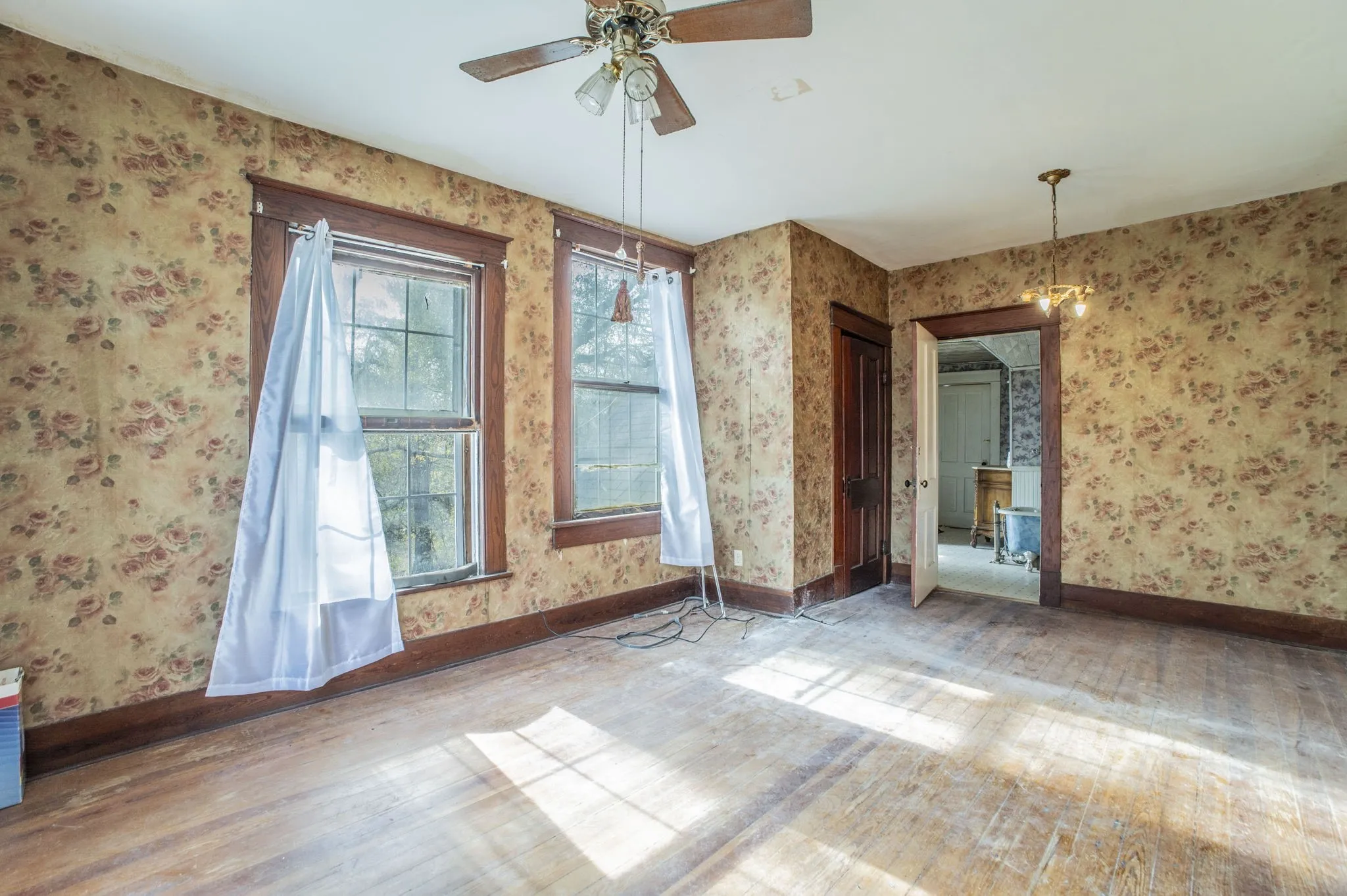 Single Family Residence For Sale in Lamar County , 540 12th Street SE, Paris, Texas 75460, 5 Bedrooms, 2 Bathrooms, Garage spaces, 3,076 Sqft, built in 1896, Price $225,000, mls#21137474, Real Estate Agent in Paris, Homes For Sale in Lamar county, Homes For Sale in Paris, Realtor in Paris Texas, Real Estate Brokerage Independent Realty Texas, Luminita Cordes Realtor
