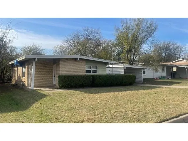 Single Family Residence For Sale in Tarrant County , 2713 Cordone Street, Fort Worth, Texas 76133, 3 Bedroom, 2 Bathroom, Garage spaces, 1,278 Sqft, built in 1955, mls#21137885, Real Estate Agent in Fort Worth, Homes For Sale in Tarrant county, Homes For Sale in Fort Worth, Realtor in Fort Worth Texas, Real Estate Brokerage Independent Realty Texas, Luminita Cordes Realtor