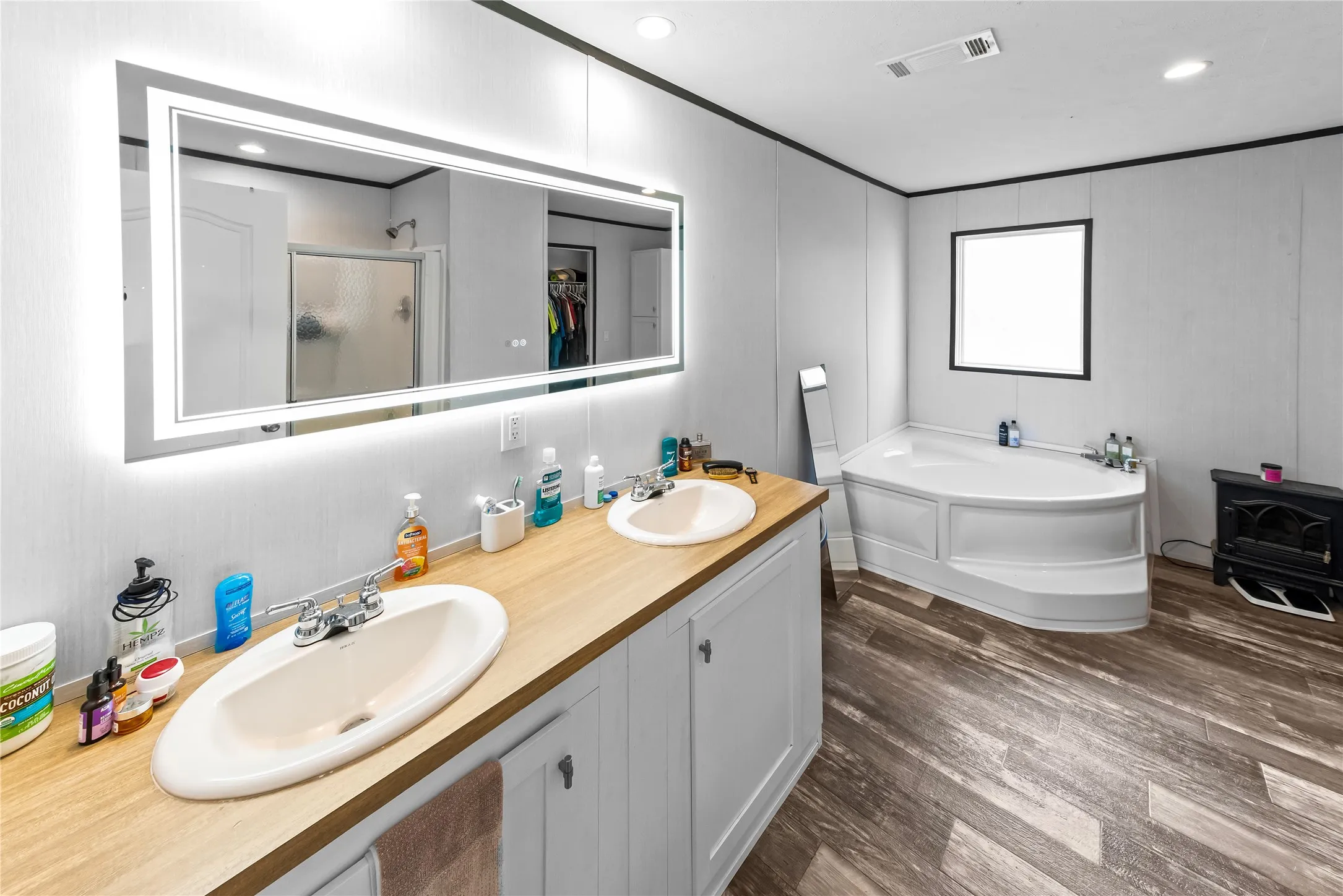 Mobile Home For Sale in Hill County , 135 Chisholm Pass, Whitney, Texas 76692, 3 Bedroom, 2 Bathroom, Garage spaces, 1,792 Sqft, built in 2022, mls#21138306, Real Estate Agent in Whitney, Homes For Sale in Hill county, Homes For Sale in Whitney, Realtor in Whitney Texas, Real Estate Brokerage Independent Realty Texas, Luminita Cordes Realtor
