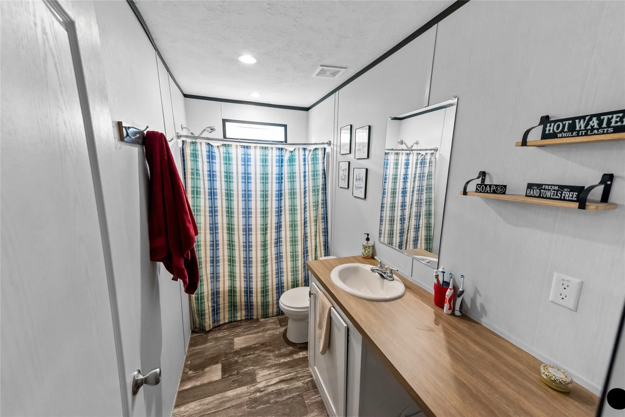 Mobile Home For Sale in Hill County , 135 Chisholm Pass, Whitney, Texas 76692, 3 Bedroom, 2 Bathroom, Garage spaces, 1,792 Sqft, built in 2022, mls#21138306, Real Estate Agent in Whitney, Homes For Sale in Hill county, Homes For Sale in Whitney, Realtor in Whitney Texas, Real Estate Brokerage Independent Realty Texas, Luminita Cordes Realtor