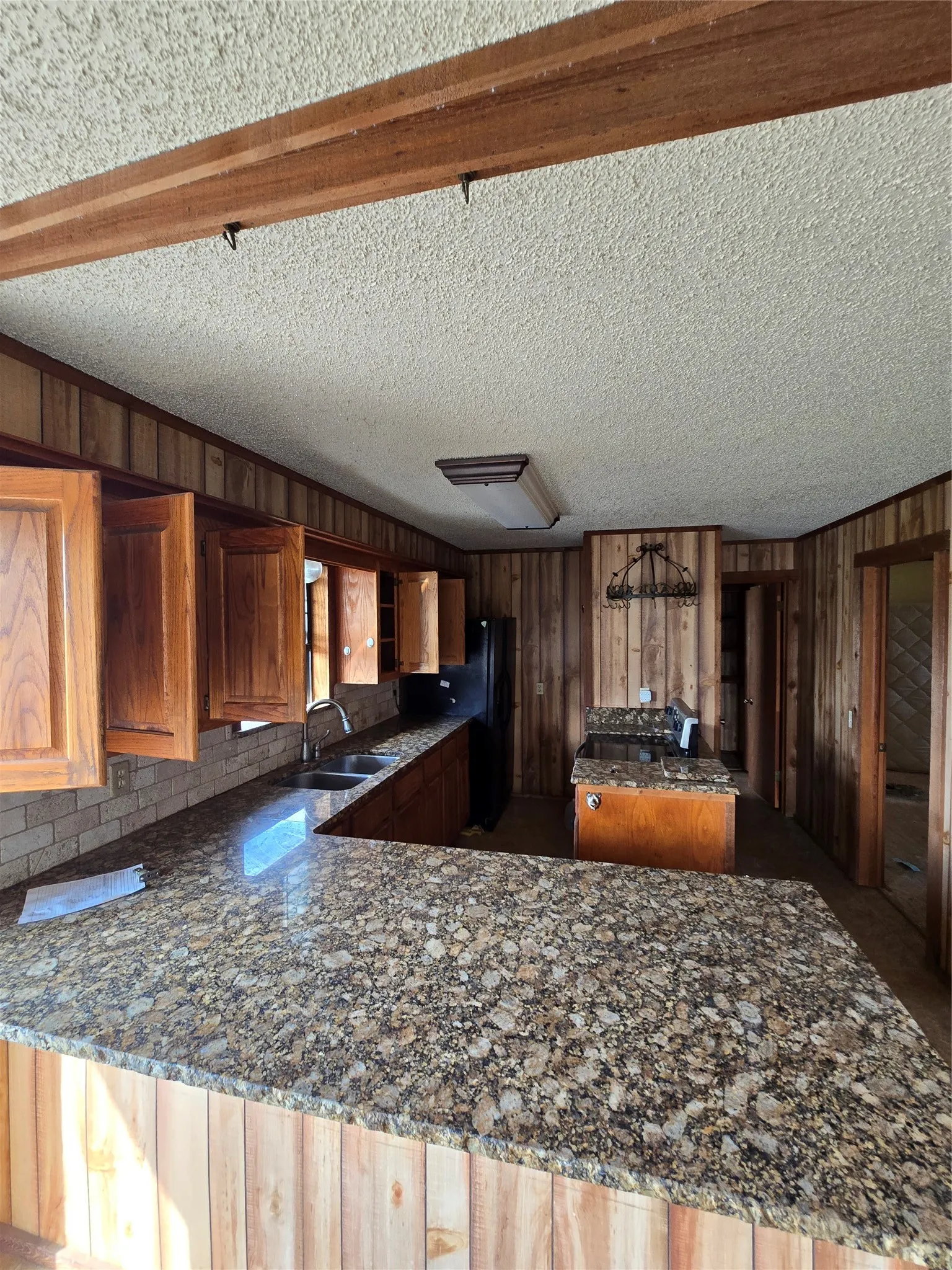 Single Family Residence For Sale in Navarro County , 2240 County Road 2162, Barry, Texas 75102, 3 Bedroom, 2 Bathroom, Garage spaces, 1,640 Sqft, built in 1989, mls#21138270, Real Estate Agent in Barry, Homes For Sale in Navarro county, Homes For Sale in Barry, Realtor in Barry Texas, Real Estate Brokerage Independent Realty Texas, Luminita Cordes Realtor