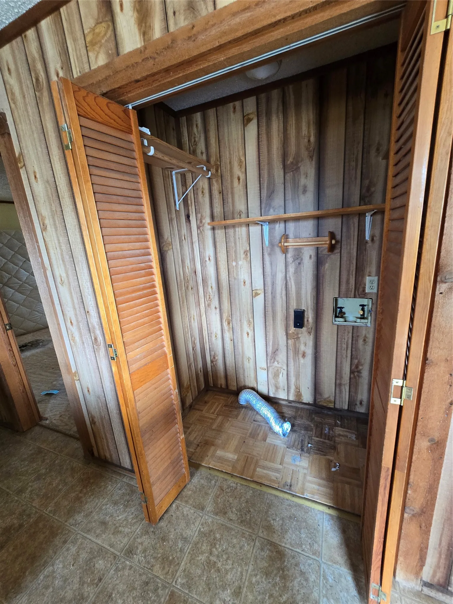 Single Family Residence For Sale in Navarro County , 2240 County Road 2162, Barry, Texas 75102, 3 Bedroom, 2 Bathroom, Garage spaces, 1,640 Sqft, built in 1989, mls#21138270, Real Estate Agent in Barry, Homes For Sale in Navarro county, Homes For Sale in Barry, Realtor in Barry Texas, Real Estate Brokerage Independent Realty Texas, Luminita Cordes Realtor