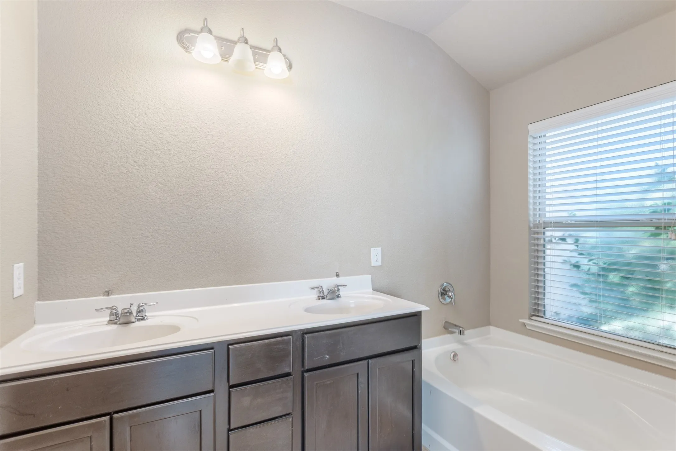 Single Family Residence For Sale in Denton County , 1408 Villa Paloma Boulevard, Little Elm, Texas 75068, 4 Bedroom, 3 Bathroom, 2 Garage spaces, 2,018 Sqft, built in 2013, Preowned, mls#21138604, Real Estate Agent in Little Elm, Homes For Sale in Denton county, Homes For Sale in Little Elm, Realtor in Little Elm Texas, Real Estate Brokerage Independent Realty Texas, Luminita Cordes Realtor