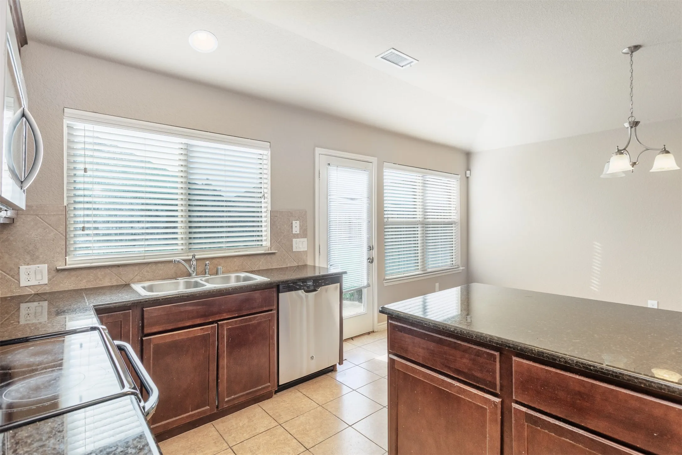 Single Family Residence For Sale in Denton County , 1408 Villa Paloma Boulevard, Little Elm, Texas 75068, 4 Bedroom, 3 Bathroom, 2 Garage spaces, 2,018 Sqft, built in 2013, Preowned, mls#21138604, Real Estate Agent in Little Elm, Homes For Sale in Denton county, Homes For Sale in Little Elm, Realtor in Little Elm Texas, Real Estate Brokerage Independent Realty Texas, Luminita Cordes Realtor