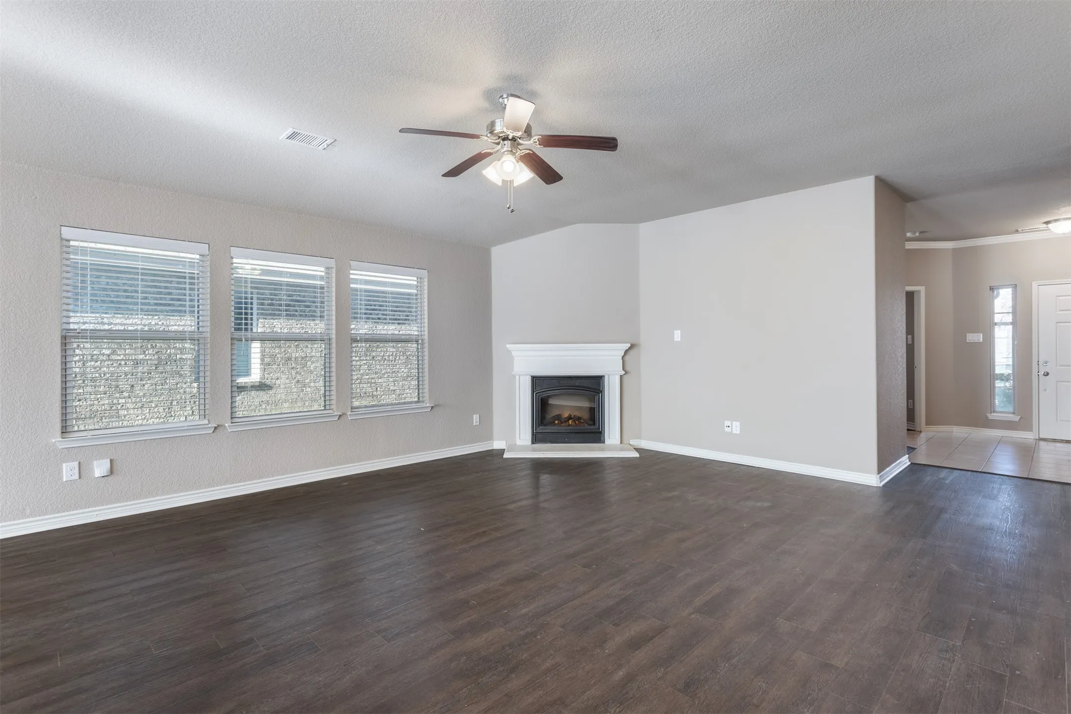 Single Family Residence For Sale in Denton County , 1408 Villa Paloma Boulevard, Little Elm, Texas 75068, 4 Bedroom, 3 Bathroom, 2 Garage spaces, 2,018 Sqft, built in 2013, Preowned, mls#21138604, Real Estate Agent in Little Elm, Homes For Sale in Denton county, Homes For Sale in Little Elm, Realtor in Little Elm Texas, Real Estate Brokerage Independent Realty Texas, Luminita Cordes Realtor