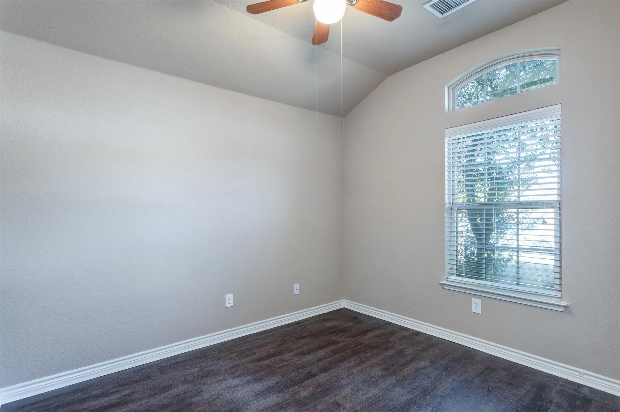 Single Family Residence For Sale in Denton County , 1408 Villa Paloma Boulevard, Little Elm, Texas 75068, 4 Bedroom, 3 Bathroom, 2 Garage spaces, 2,018 Sqft, built in 2013, Preowned, mls#21138604, Real Estate Agent in Little Elm, Homes For Sale in Denton county, Homes For Sale in Little Elm, Realtor in Little Elm Texas, Real Estate Brokerage Independent Realty Texas, Luminita Cordes Realtor