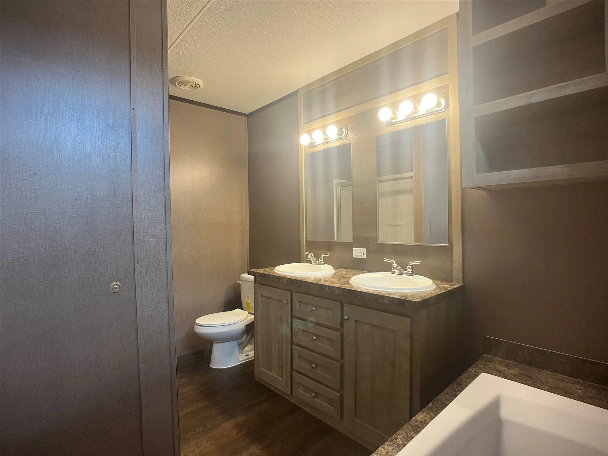 Mobile Home For Sale in Dallas County , 147 Cottonwood Lane, Wylie, Texas 75098, 2 Bedroom, 2 Bathroom, Garage spaces, 1,088 Sqft, built in 2018, mls#21138703, Real Estate Agent in Wylie, Homes For Sale in Dallas county, Homes For Sale in Wylie, Realtor in Wylie Texas, Real Estate Brokerage Independent Realty Texas, Luminita Cordes Realtor