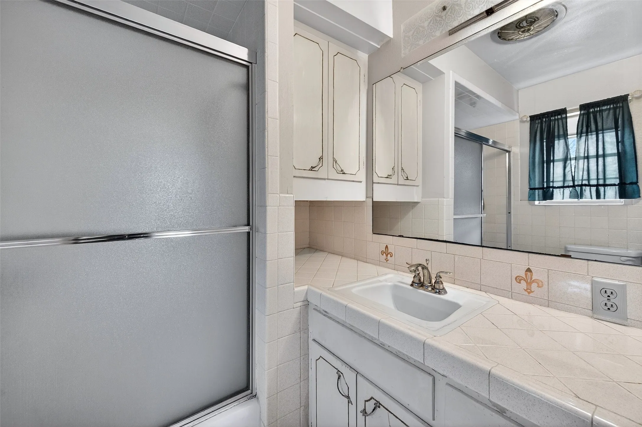 Single Family Residence For Sale in Grayson County , 3928 W Houston Street, Sherman, Texas 75092, 3 Bedroom, 2 Bathroom, 2 Garage spaces, 2,047 Sqft, built in 1966, Preowned, mls#21138554, Real Estate Agent in Sherman, Homes For Sale in Grayson county, Homes For Sale in Sherman, Realtor in Sherman Texas, Real Estate Brokerage Independent Realty Texas, Luminita Cordes Realtor