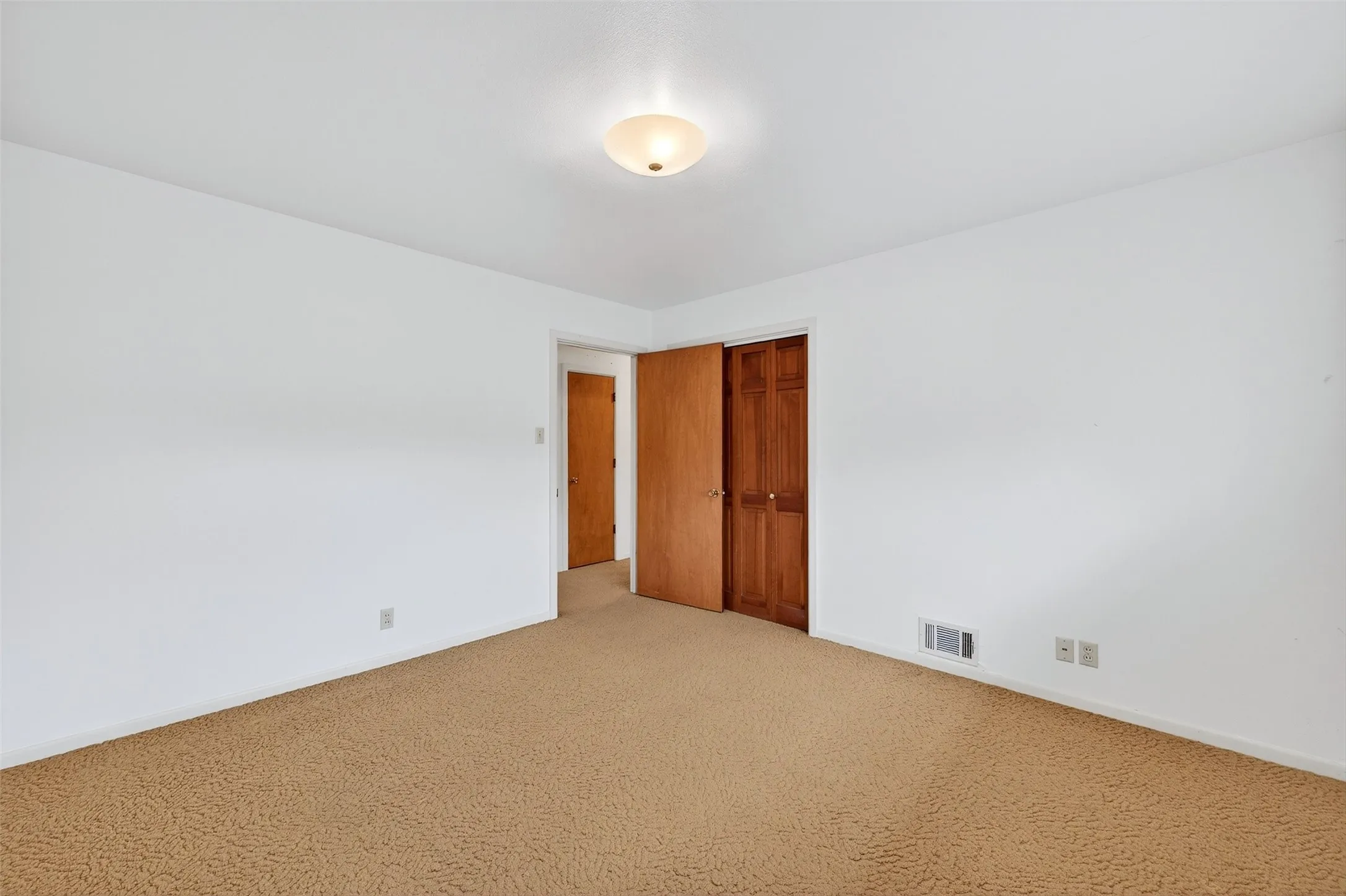 Single Family Residence For Sale in Grayson County , 3928 W Houston Street, Sherman, Texas 75092, 3 Bedroom, 2 Bathroom, 2 Garage spaces, 2,047 Sqft, built in 1966, Preowned, mls#21138554, Real Estate Agent in Sherman, Homes For Sale in Grayson county, Homes For Sale in Sherman, Realtor in Sherman Texas, Real Estate Brokerage Independent Realty Texas, Luminita Cordes Realtor
