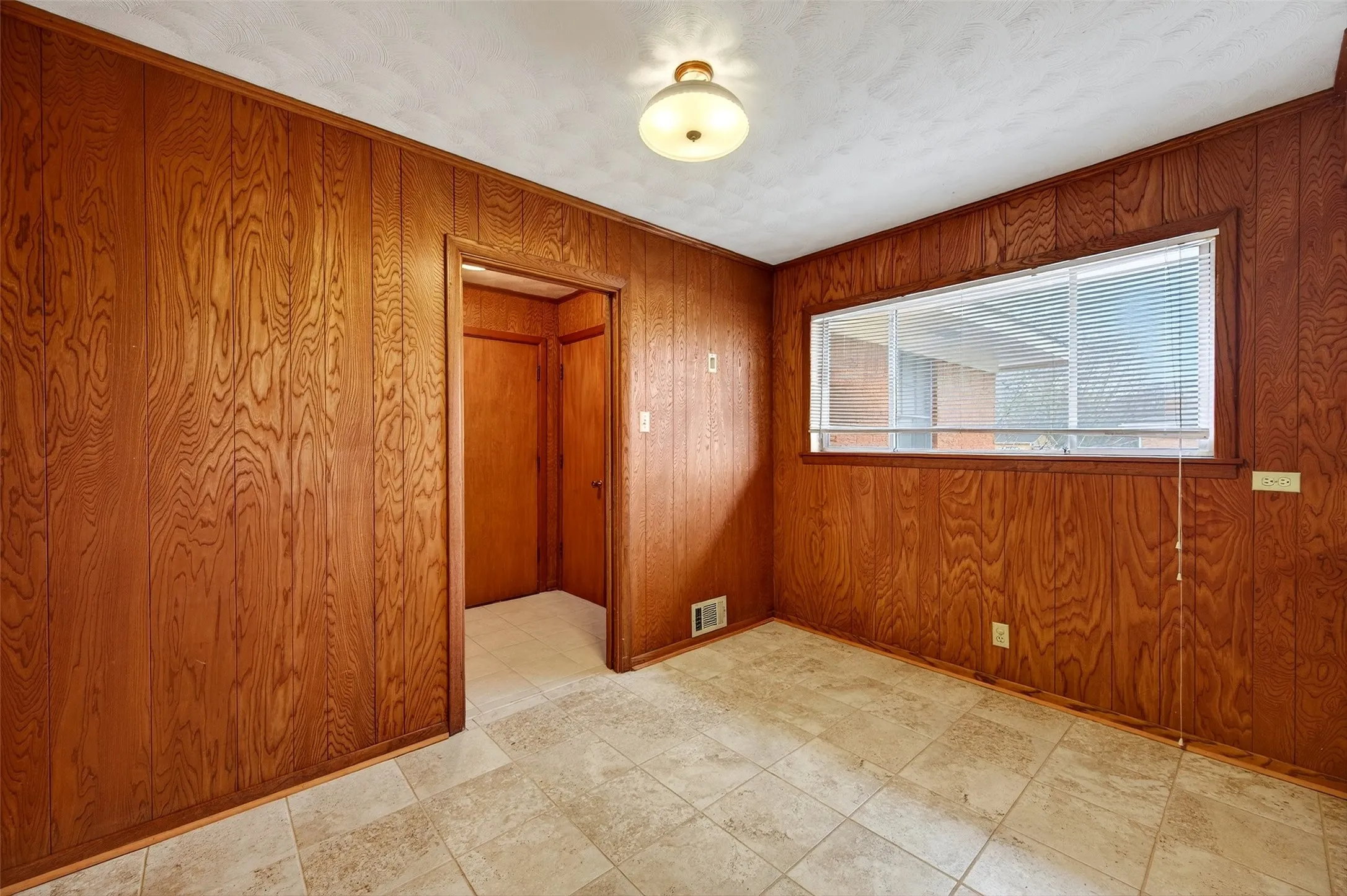Single Family Residence For Sale in Grayson County , 3928 W Houston Street, Sherman, Texas 75092, 3 Bedroom, 2 Bathroom, 2 Garage spaces, 2,047 Sqft, built in 1966, Preowned, mls#21138554, Real Estate Agent in Sherman, Homes For Sale in Grayson county, Homes For Sale in Sherman, Realtor in Sherman Texas, Real Estate Brokerage Independent Realty Texas, Luminita Cordes Realtor