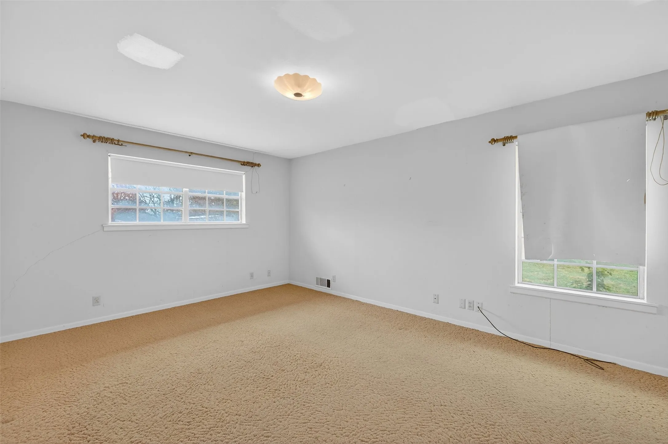 Single Family Residence For Sale in Grayson County , 3928 W Houston Street, Sherman, Texas 75092, 3 Bedroom, 2 Bathroom, 2 Garage spaces, 2,047 Sqft, built in 1966, Preowned, mls#21138554, Real Estate Agent in Sherman, Homes For Sale in Grayson county, Homes For Sale in Sherman, Realtor in Sherman Texas, Real Estate Brokerage Independent Realty Texas, Luminita Cordes Realtor