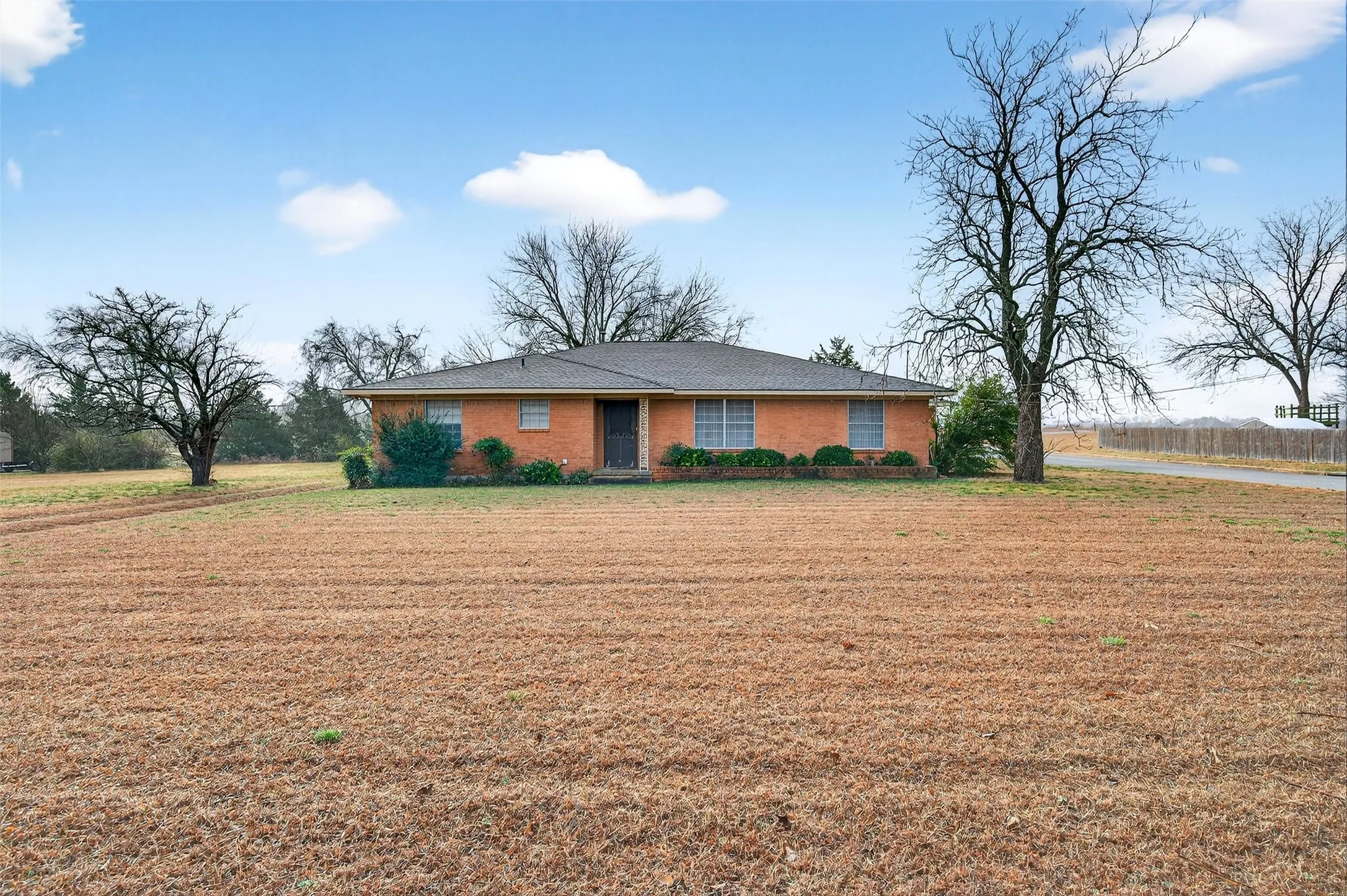 Single Family Residence For Sale in Grayson County , 3928 W Houston Street, Sherman, Texas 75092, 3 Bedroom, 2 Bathroom, 2 Garage spaces, 2,047 Sqft, built in 1966, Preowned, mls#21138554, Real Estate Agent in Sherman, Homes For Sale in Grayson county, Homes For Sale in Sherman, Realtor in Sherman Texas, Real Estate Brokerage Independent Realty Texas, Luminita Cordes Realtor