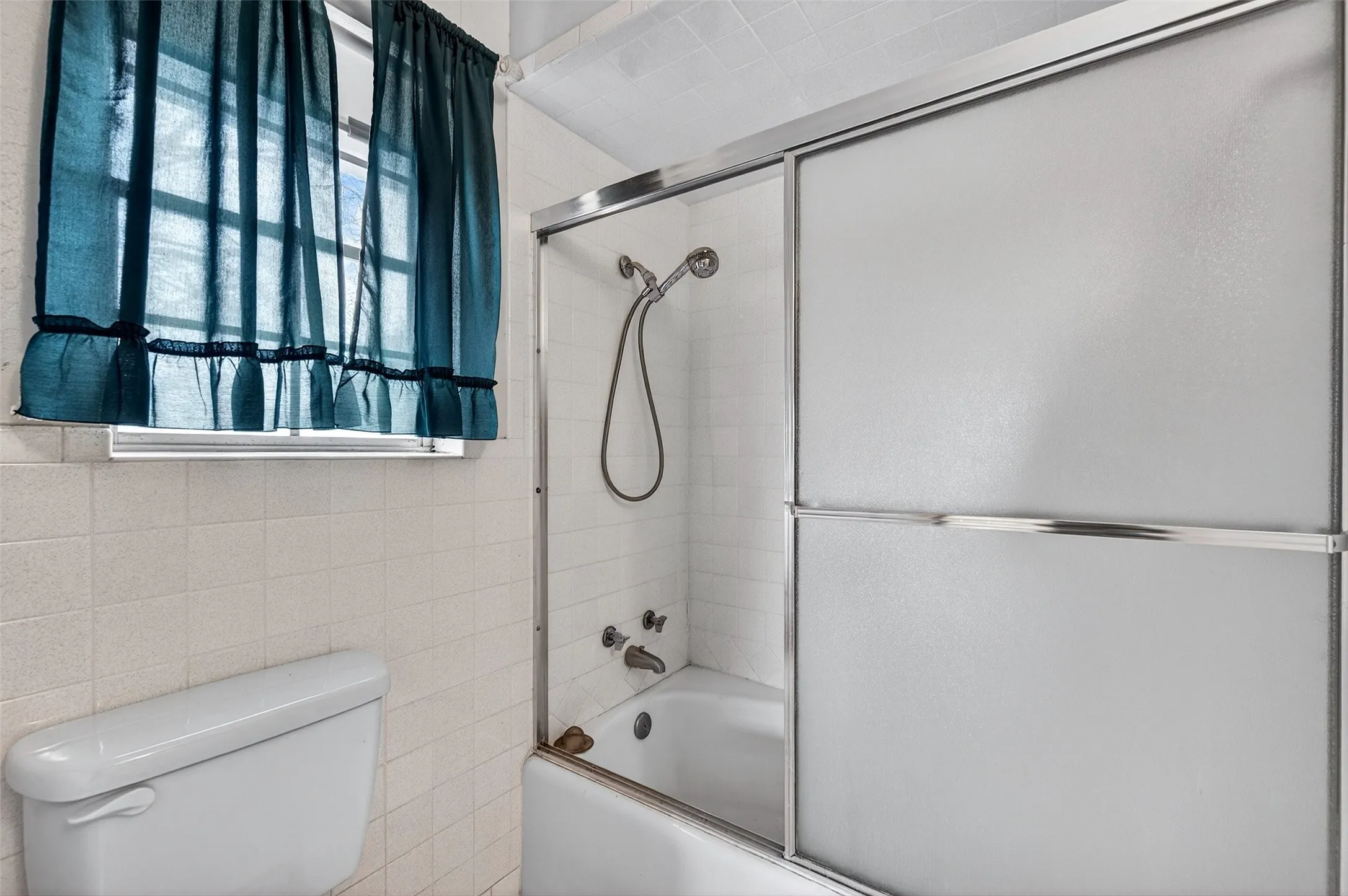 Single Family Residence For Sale in Grayson County , 3928 W Houston Street, Sherman, Texas 75092, 3 Bedroom, 2 Bathroom, 2 Garage spaces, 2,047 Sqft, built in 1966, Preowned, mls#21138554, Real Estate Agent in Sherman, Homes For Sale in Grayson county, Homes For Sale in Sherman, Realtor in Sherman Texas, Real Estate Brokerage Independent Realty Texas, Luminita Cordes Realtor