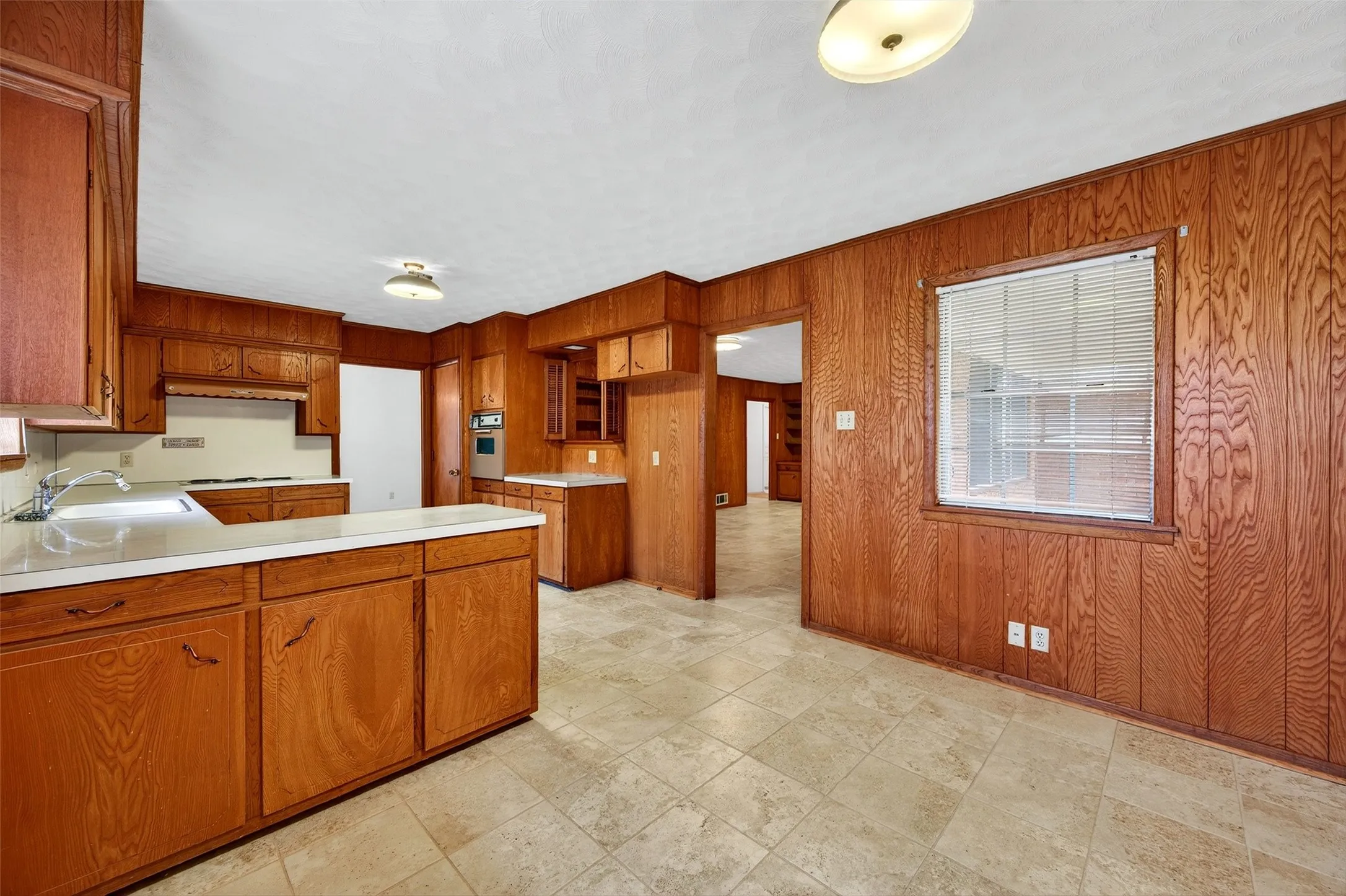 Single Family Residence For Sale in Grayson County , 3928 W Houston Street, Sherman, Texas 75092, 3 Bedroom, 2 Bathroom, 2 Garage spaces, 2,047 Sqft, built in 1966, Preowned, mls#21138554, Real Estate Agent in Sherman, Homes For Sale in Grayson county, Homes For Sale in Sherman, Realtor in Sherman Texas, Real Estate Brokerage Independent Realty Texas, Luminita Cordes Realtor