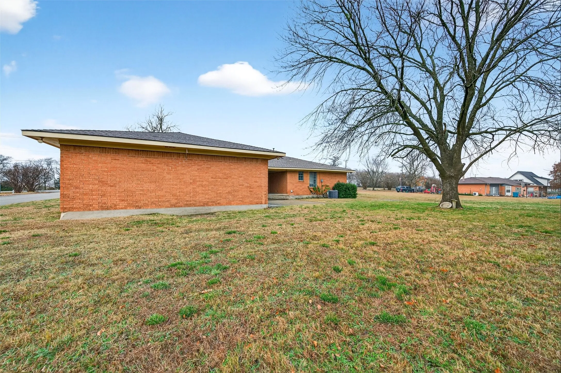 Single Family Residence For Sale in Grayson County , 3928 W Houston Street, Sherman, Texas 75092, 3 Bedroom, 2 Bathroom, 2 Garage spaces, 2,047 Sqft, built in 1966, Preowned, mls#21138554, Real Estate Agent in Sherman, Homes For Sale in Grayson county, Homes For Sale in Sherman, Realtor in Sherman Texas, Real Estate Brokerage Independent Realty Texas, Luminita Cordes Realtor