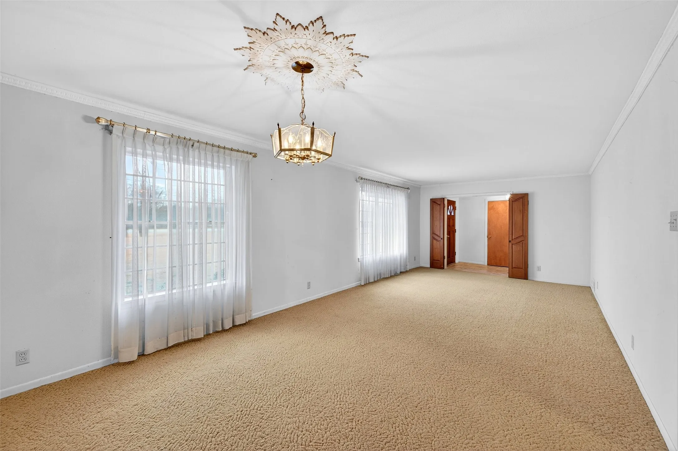Single Family Residence For Sale in Grayson County , 3928 W Houston Street, Sherman, Texas 75092, 3 Bedroom, 2 Bathroom, 2 Garage spaces, 2,047 Sqft, built in 1966, Preowned, mls#21138554, Real Estate Agent in Sherman, Homes For Sale in Grayson county, Homes For Sale in Sherman, Realtor in Sherman Texas, Real Estate Brokerage Independent Realty Texas, Luminita Cordes Realtor