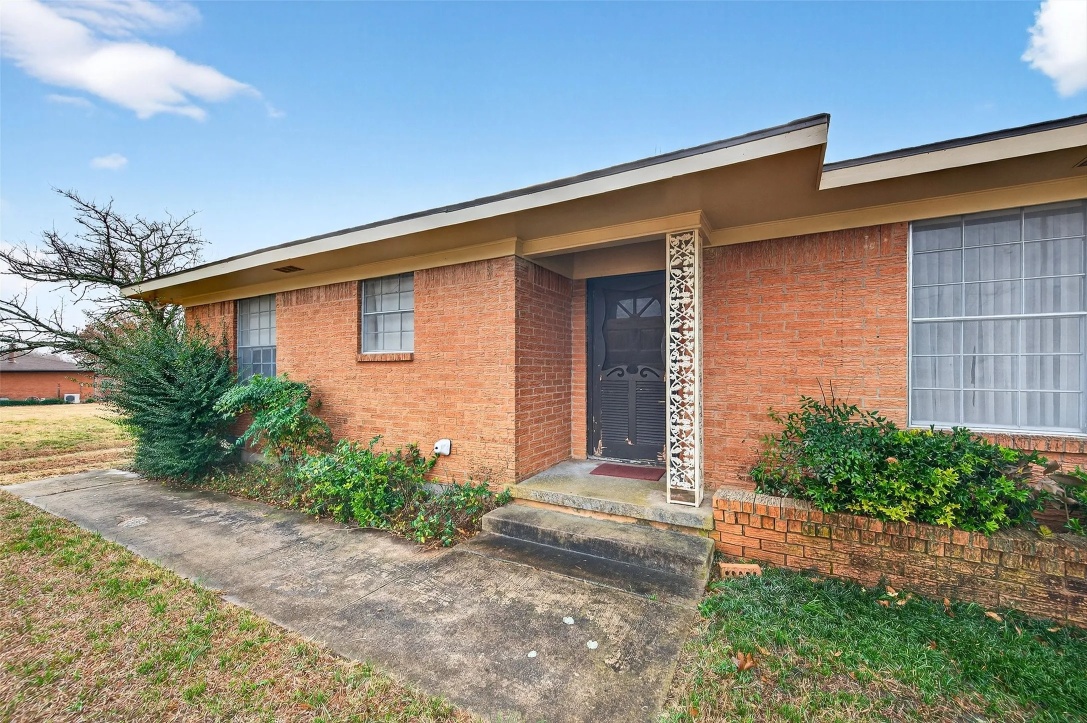 Single Family Residence For Sale in Grayson County , 3928 W Houston Street, Sherman, Texas 75092, 3 Bedroom, 2 Bathroom, 2 Garage spaces, 2,047 Sqft, built in 1966, Preowned, mls#21138554, Real Estate Agent in Sherman, Homes For Sale in Grayson county, Homes For Sale in Sherman, Realtor in Sherman Texas, Real Estate Brokerage Independent Realty Texas, Luminita Cordes Realtor