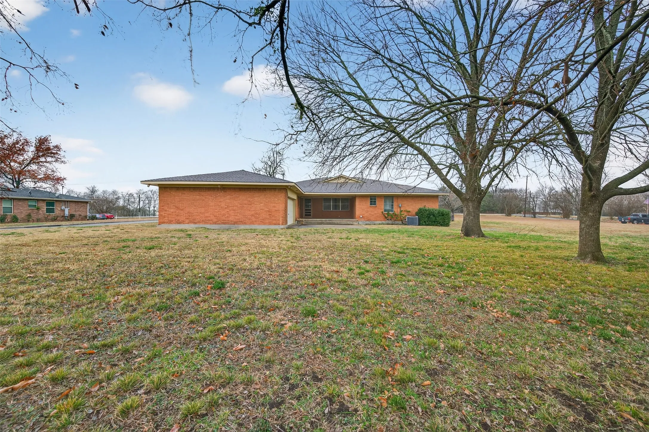 Single Family Residence For Sale in Grayson County , 3928 W Houston Street, Sherman, Texas 75092, 3 Bedroom, 2 Bathroom, 2 Garage spaces, 2,047 Sqft, built in 1966, Preowned, mls#21138554, Real Estate Agent in Sherman, Homes For Sale in Grayson county, Homes For Sale in Sherman, Realtor in Sherman Texas, Real Estate Brokerage Independent Realty Texas, Luminita Cordes Realtor