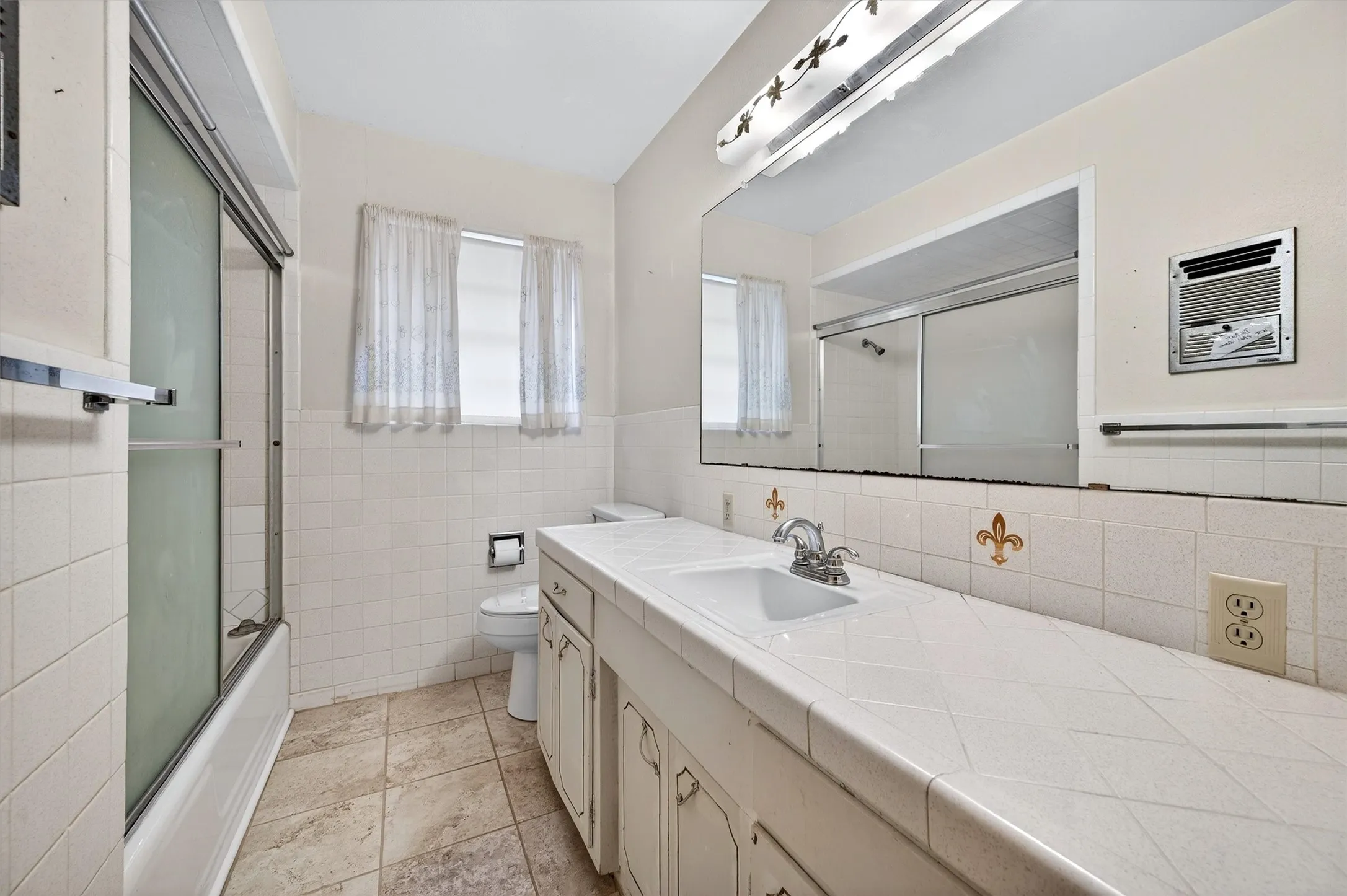 Single Family Residence For Sale in Grayson County , 3928 W Houston Street, Sherman, Texas 75092, 3 Bedroom, 2 Bathroom, 2 Garage spaces, 2,047 Sqft, built in 1966, Preowned, mls#21138554, Real Estate Agent in Sherman, Homes For Sale in Grayson county, Homes For Sale in Sherman, Realtor in Sherman Texas, Real Estate Brokerage Independent Realty Texas, Luminita Cordes Realtor
