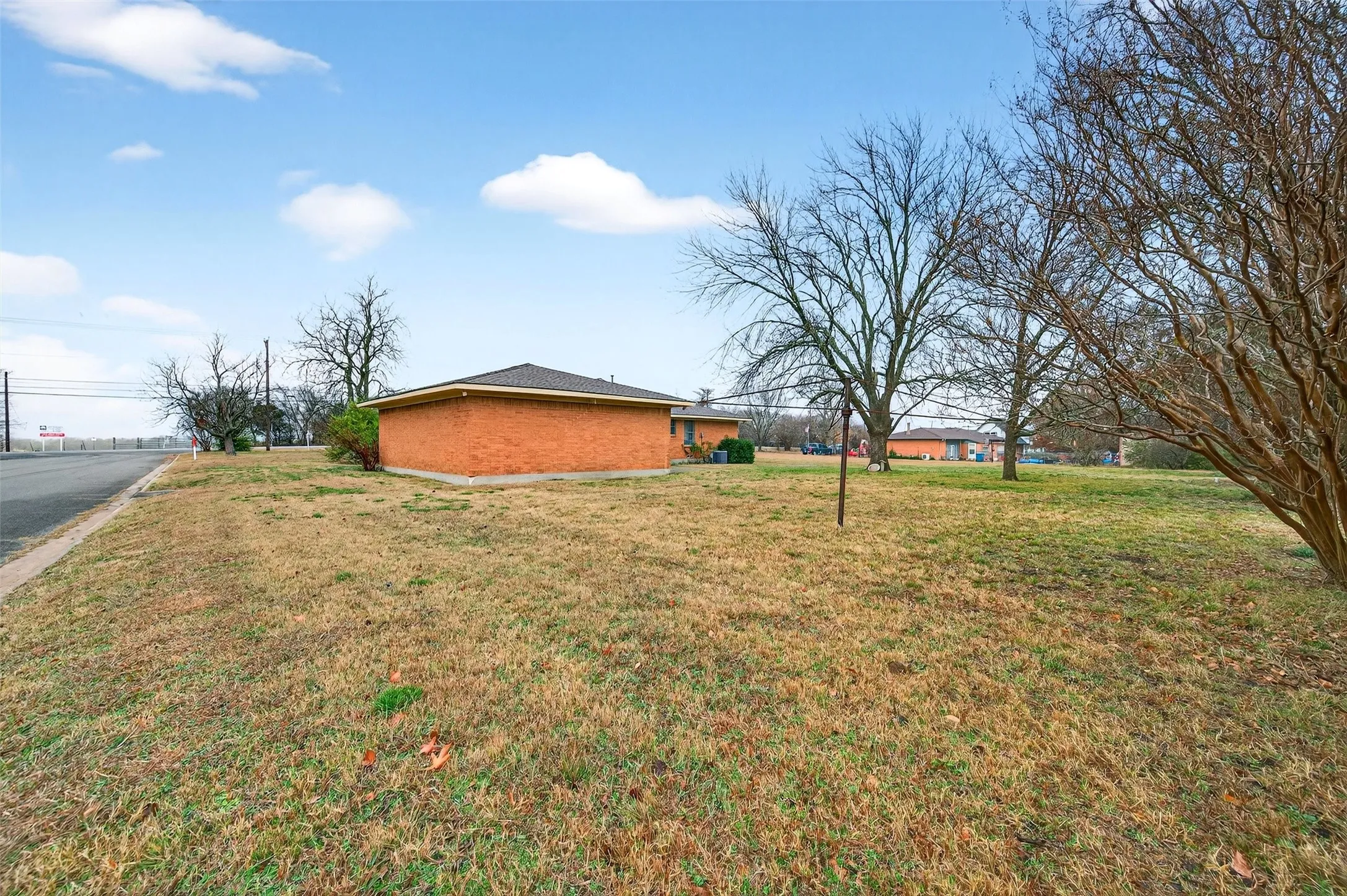 Single Family Residence For Sale in Grayson County , 3928 W Houston Street, Sherman, Texas 75092, 3 Bedroom, 2 Bathroom, 2 Garage spaces, 2,047 Sqft, built in 1966, Preowned, mls#21138554, Real Estate Agent in Sherman, Homes For Sale in Grayson county, Homes For Sale in Sherman, Realtor in Sherman Texas, Real Estate Brokerage Independent Realty Texas, Luminita Cordes Realtor