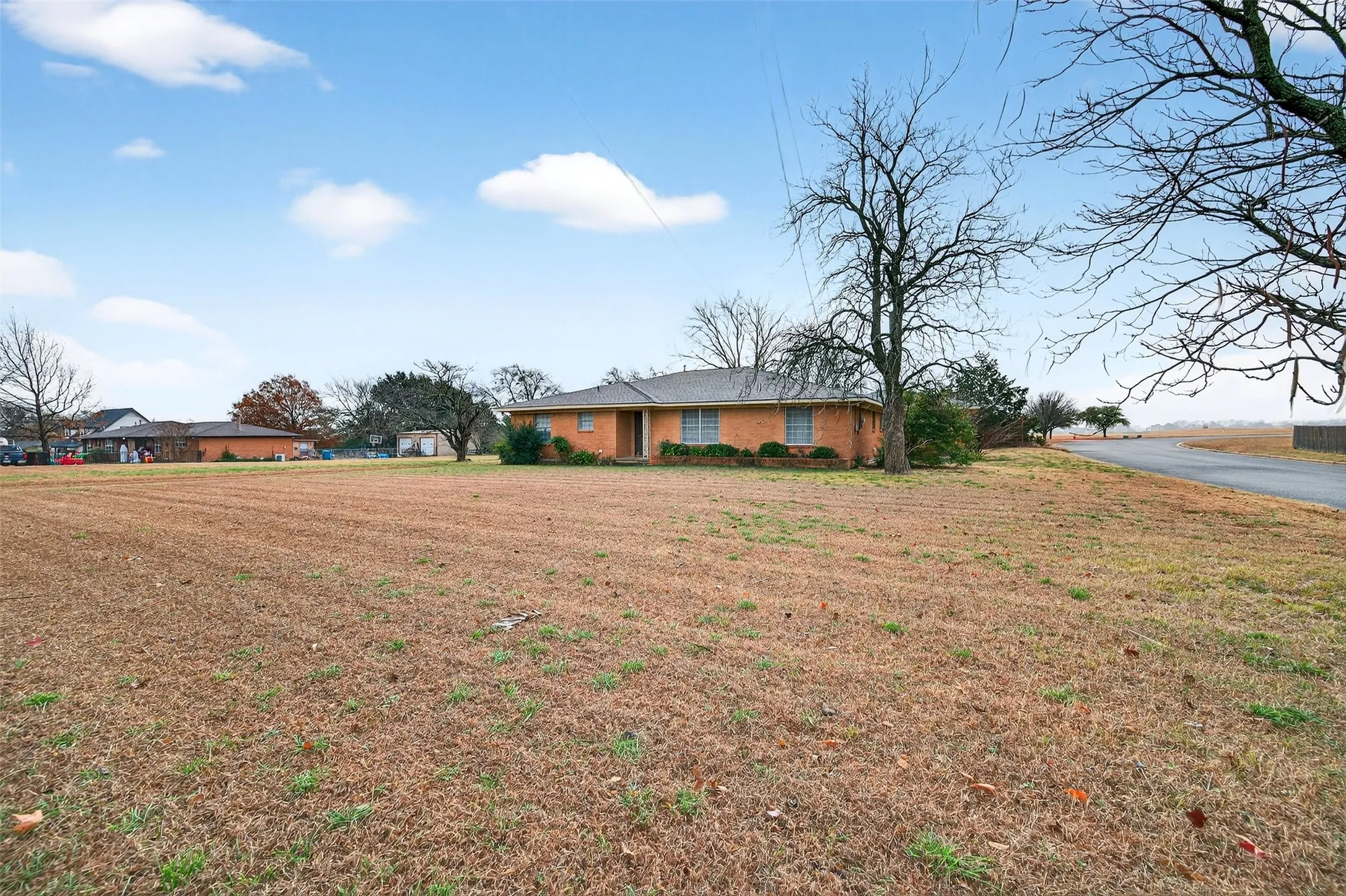 Single Family Residence For Sale in Grayson County , 3928 W Houston Street, Sherman, Texas 75092, 3 Bedroom, 2 Bathroom, 2 Garage spaces, 2,047 Sqft, built in 1966, Preowned, mls#21138554, Real Estate Agent in Sherman, Homes For Sale in Grayson county, Homes For Sale in Sherman, Realtor in Sherman Texas, Real Estate Brokerage Independent Realty Texas, Luminita Cordes Realtor