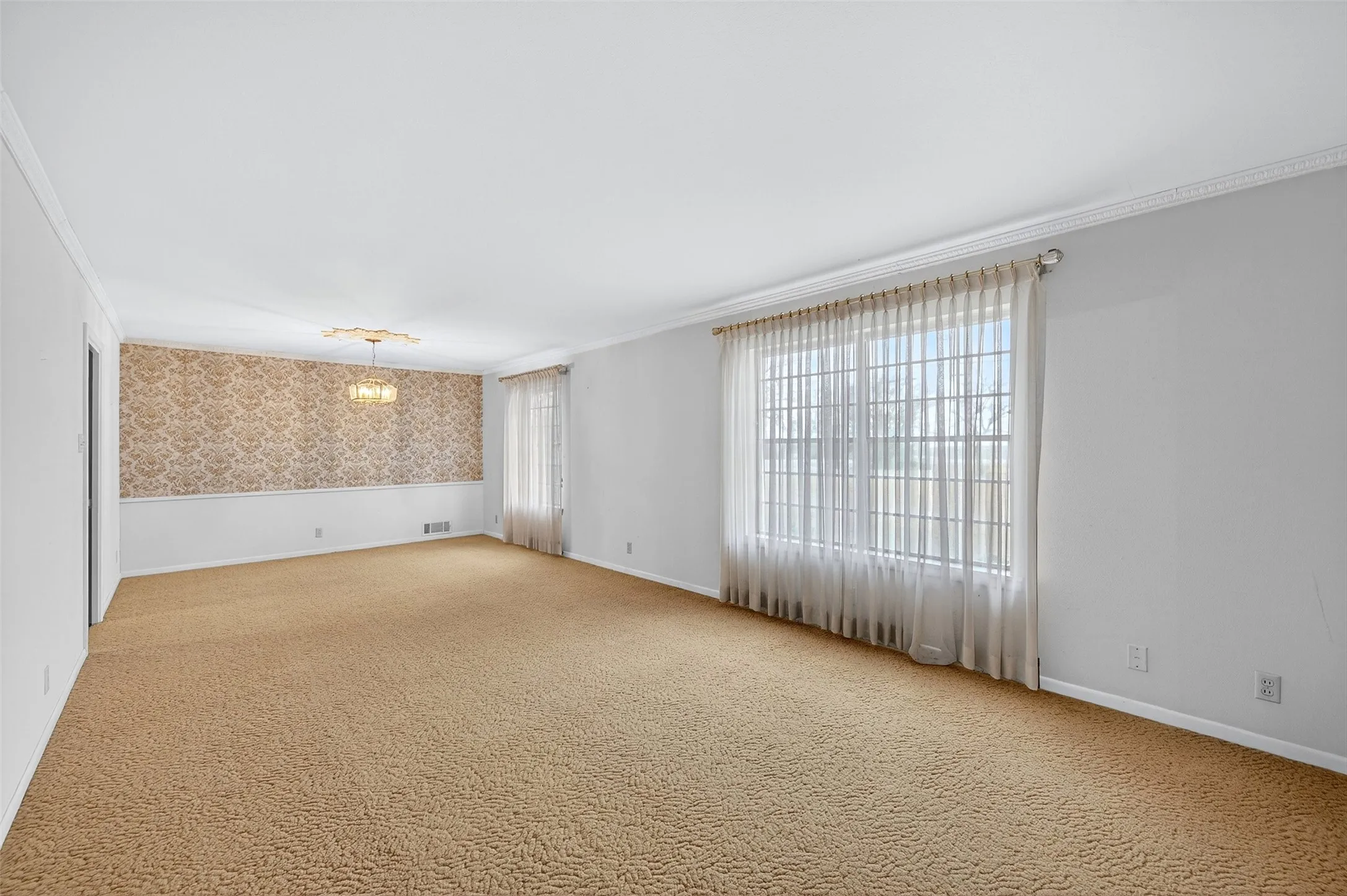 Single Family Residence For Sale in Grayson County , 3928 W Houston Street, Sherman, Texas 75092, 3 Bedroom, 2 Bathroom, 2 Garage spaces, 2,047 Sqft, built in 1966, Preowned, mls#21138554, Real Estate Agent in Sherman, Homes For Sale in Grayson county, Homes For Sale in Sherman, Realtor in Sherman Texas, Real Estate Brokerage Independent Realty Texas, Luminita Cordes Realtor