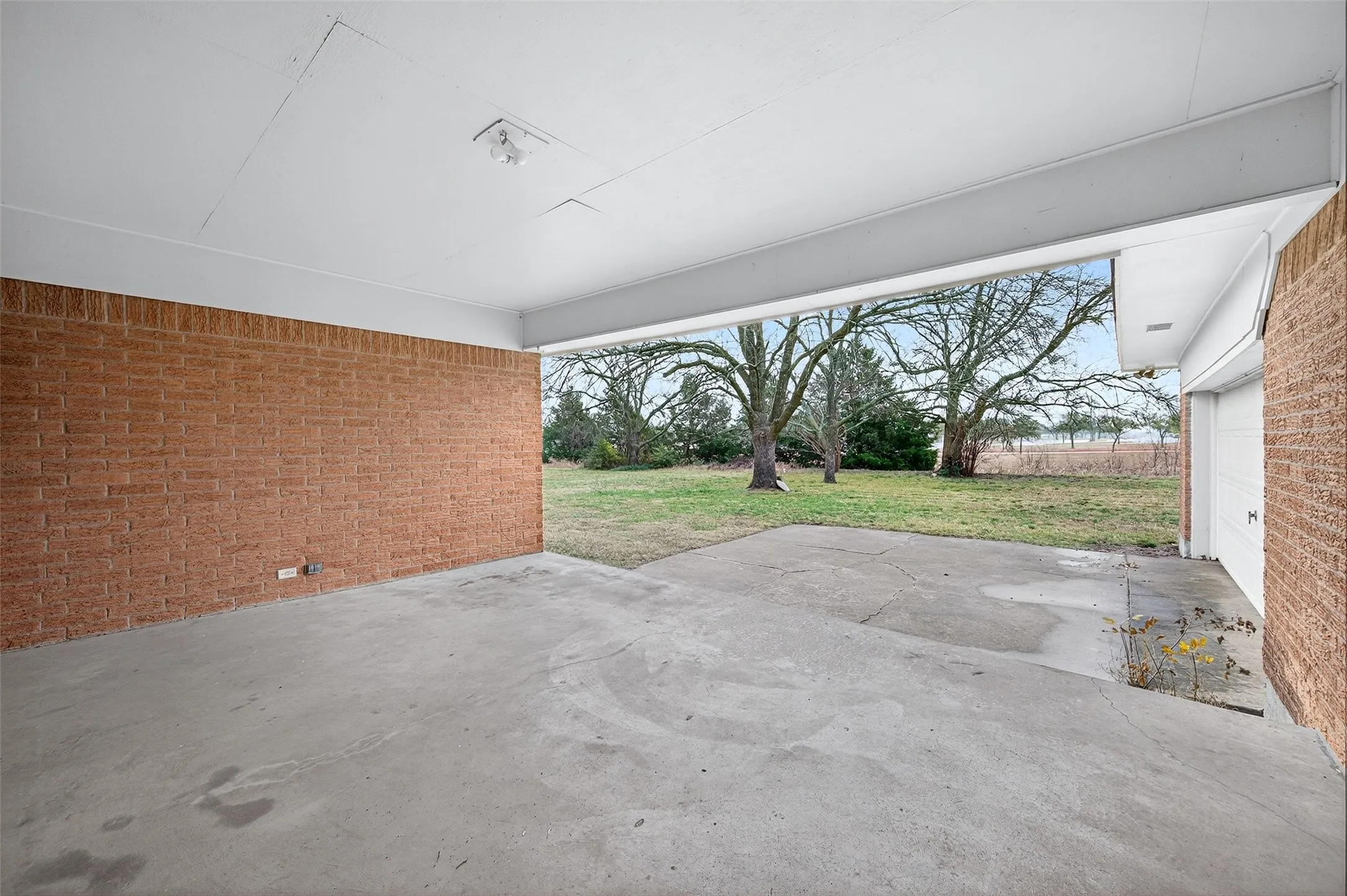 Single Family Residence For Sale in Grayson County , 3928 W Houston Street, Sherman, Texas 75092, 3 Bedroom, 2 Bathroom, 2 Garage spaces, 2,047 Sqft, built in 1966, Preowned, mls#21138554, Real Estate Agent in Sherman, Homes For Sale in Grayson county, Homes For Sale in Sherman, Realtor in Sherman Texas, Real Estate Brokerage Independent Realty Texas, Luminita Cordes Realtor
