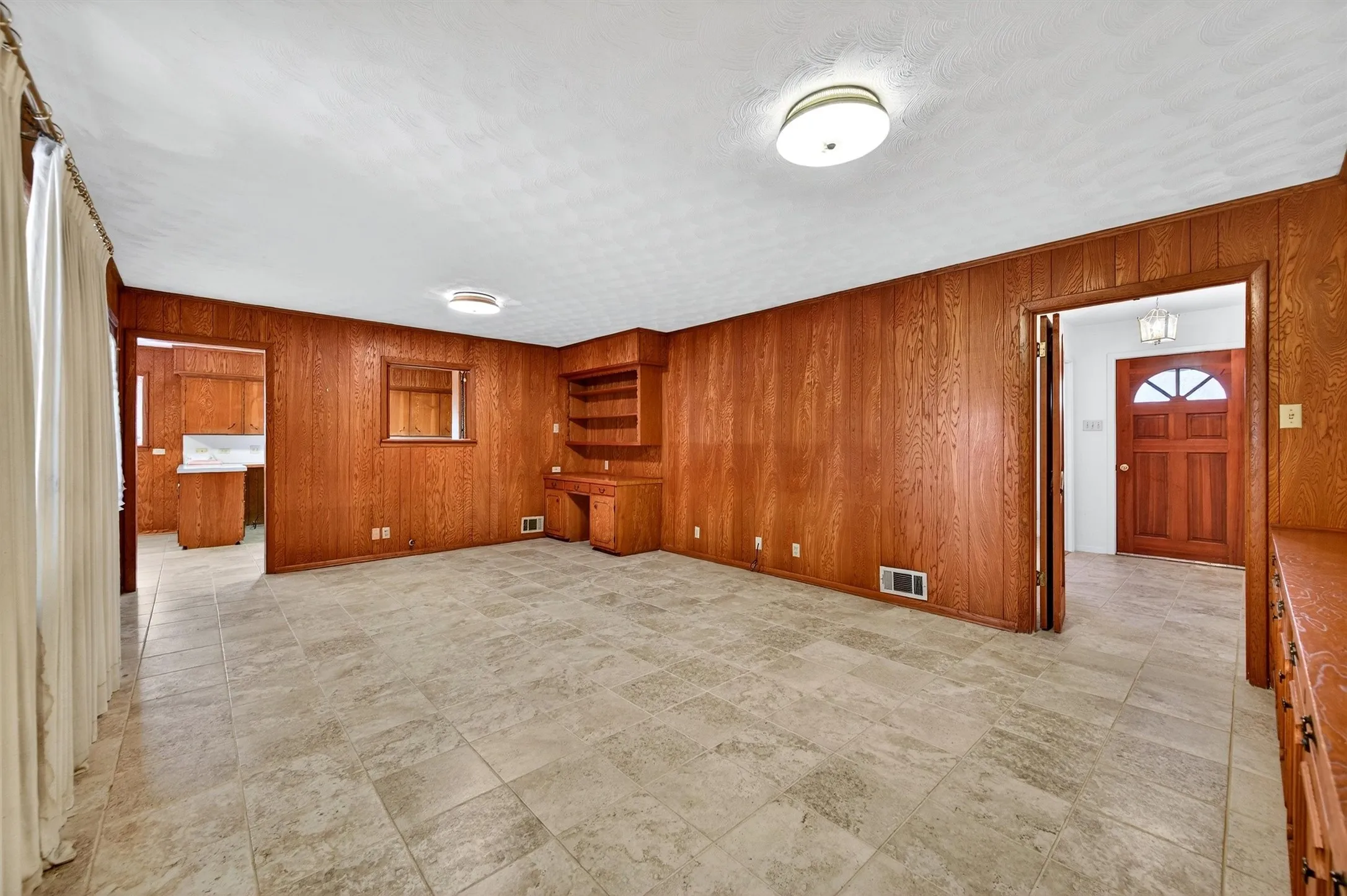 Single Family Residence For Sale in Grayson County , 3928 W Houston Street, Sherman, Texas 75092, 3 Bedroom, 2 Bathroom, 2 Garage spaces, 2,047 Sqft, built in 1966, Preowned, mls#21138554, Real Estate Agent in Sherman, Homes For Sale in Grayson county, Homes For Sale in Sherman, Realtor in Sherman Texas, Real Estate Brokerage Independent Realty Texas, Luminita Cordes Realtor