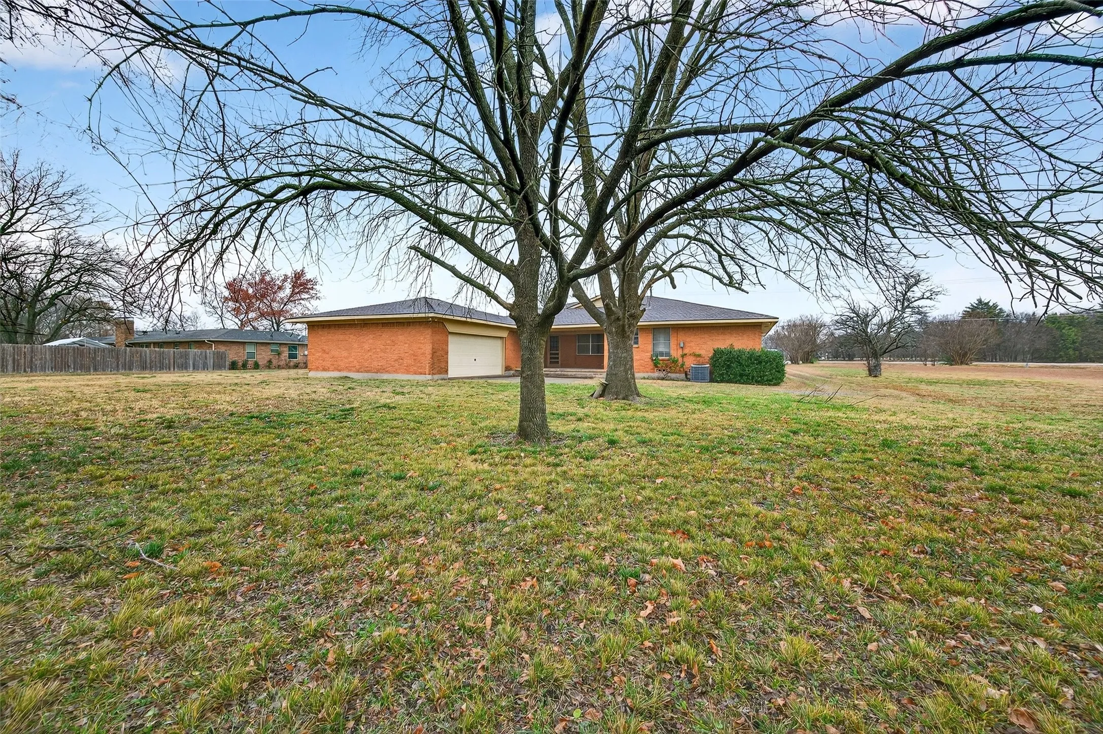 Single Family Residence For Sale in Grayson County , 3928 W Houston Street, Sherman, Texas 75092, 3 Bedroom, 2 Bathroom, 2 Garage spaces, 2,047 Sqft, built in 1966, Preowned, mls#21138554, Real Estate Agent in Sherman, Homes For Sale in Grayson county, Homes For Sale in Sherman, Realtor in Sherman Texas, Real Estate Brokerage Independent Realty Texas, Luminita Cordes Realtor