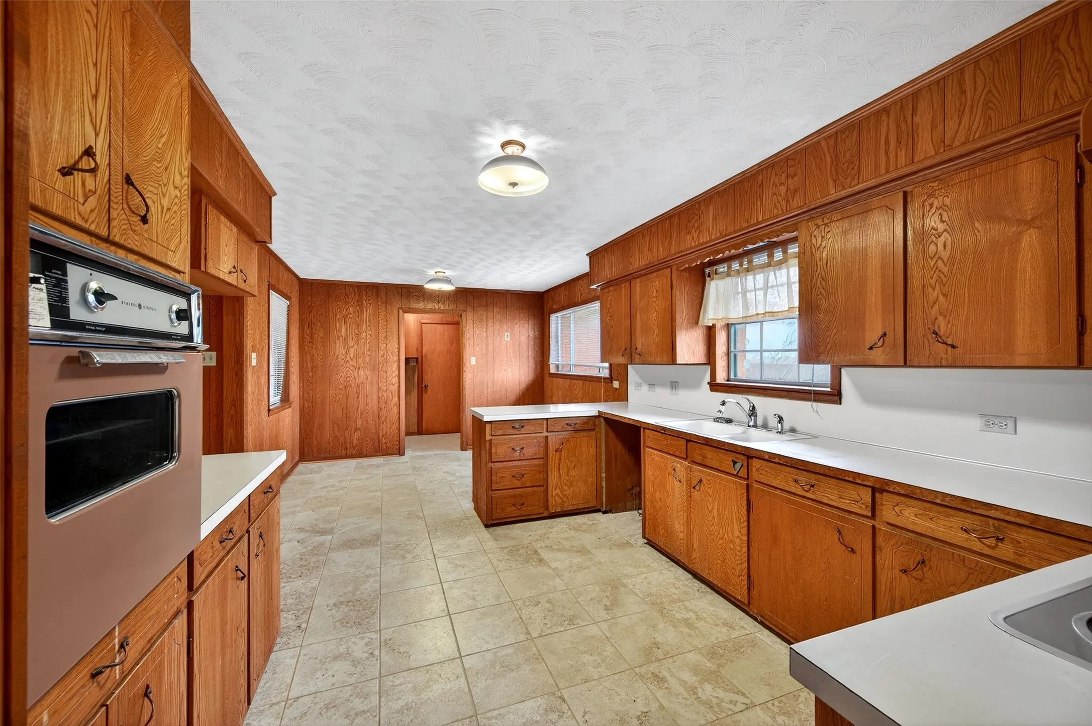 Single Family Residence For Sale in Grayson County , 3928 W Houston Street, Sherman, Texas 75092, 3 Bedroom, 2 Bathroom, 2 Garage spaces, 2,047 Sqft, built in 1966, Preowned, mls#21138554, Real Estate Agent in Sherman, Homes For Sale in Grayson county, Homes For Sale in Sherman, Realtor in Sherman Texas, Real Estate Brokerage Independent Realty Texas, Luminita Cordes Realtor