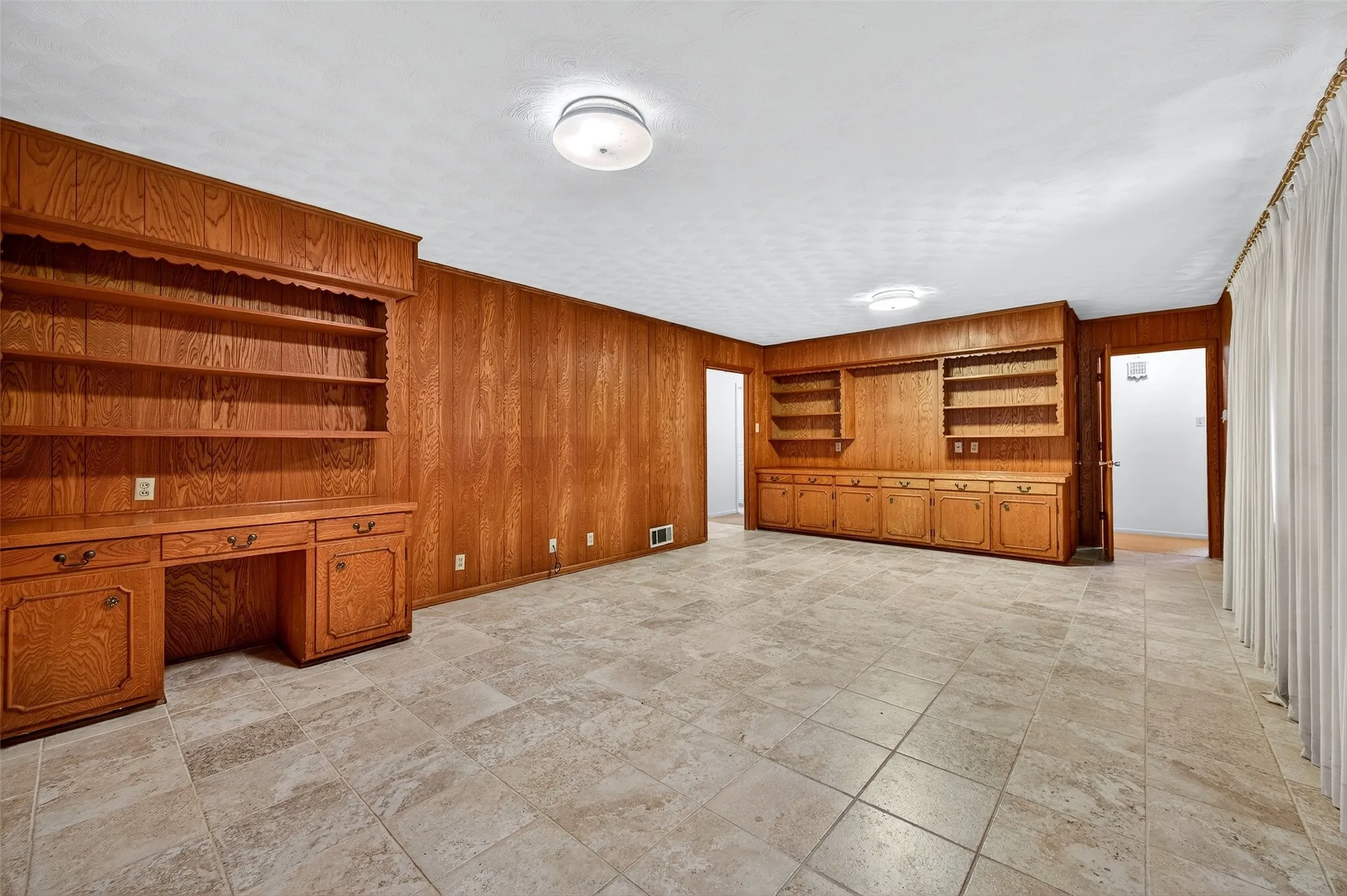 Single Family Residence For Sale in Grayson County , 3928 W Houston Street, Sherman, Texas 75092, 3 Bedroom, 2 Bathroom, 2 Garage spaces, 2,047 Sqft, built in 1966, Preowned, mls#21138554, Real Estate Agent in Sherman, Homes For Sale in Grayson county, Homes For Sale in Sherman, Realtor in Sherman Texas, Real Estate Brokerage Independent Realty Texas, Luminita Cordes Realtor
