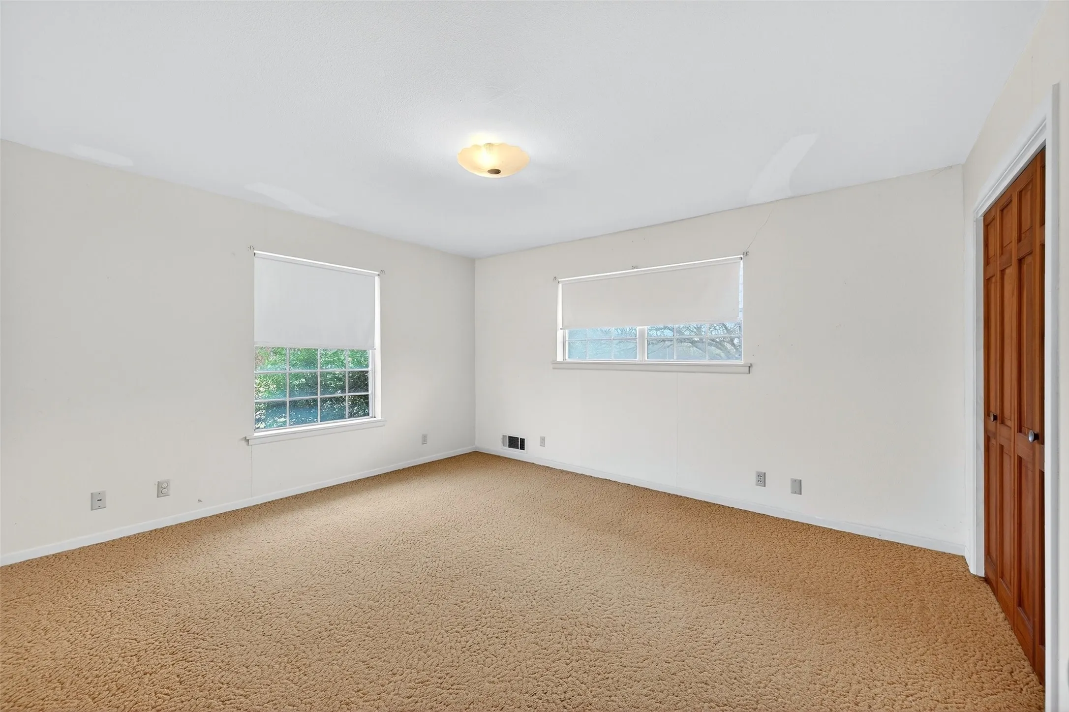 Single Family Residence For Sale in Grayson County , 3928 W Houston Street, Sherman, Texas 75092, 3 Bedroom, 2 Bathroom, 2 Garage spaces, 2,047 Sqft, built in 1966, Preowned, mls#21138554, Real Estate Agent in Sherman, Homes For Sale in Grayson county, Homes For Sale in Sherman, Realtor in Sherman Texas, Real Estate Brokerage Independent Realty Texas, Luminita Cordes Realtor
