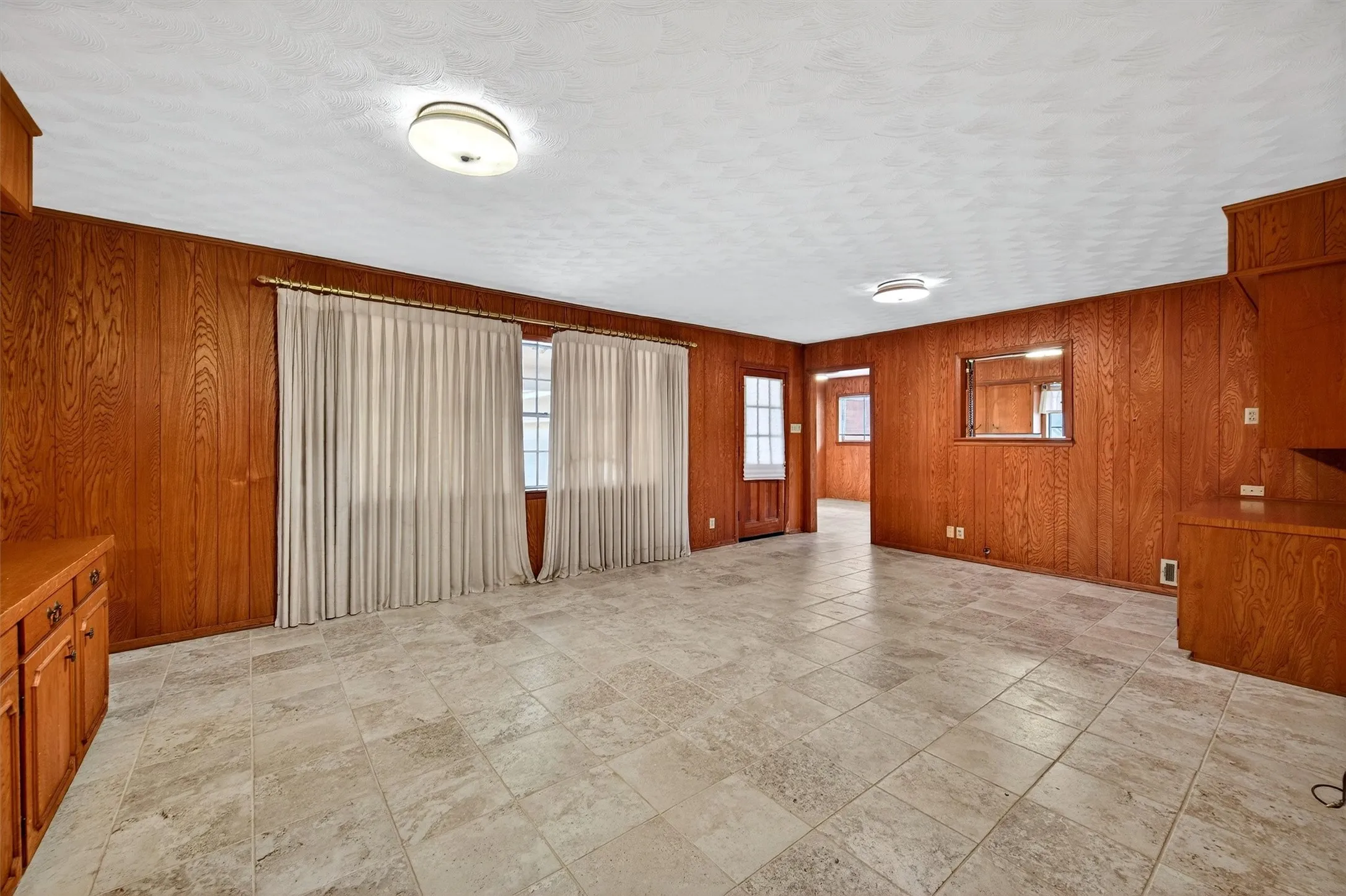 Single Family Residence For Sale in Grayson County , 3928 W Houston Street, Sherman, Texas 75092, 3 Bedroom, 2 Bathroom, 2 Garage spaces, 2,047 Sqft, built in 1966, Preowned, mls#21138554, Real Estate Agent in Sherman, Homes For Sale in Grayson county, Homes For Sale in Sherman, Realtor in Sherman Texas, Real Estate Brokerage Independent Realty Texas, Luminita Cordes Realtor