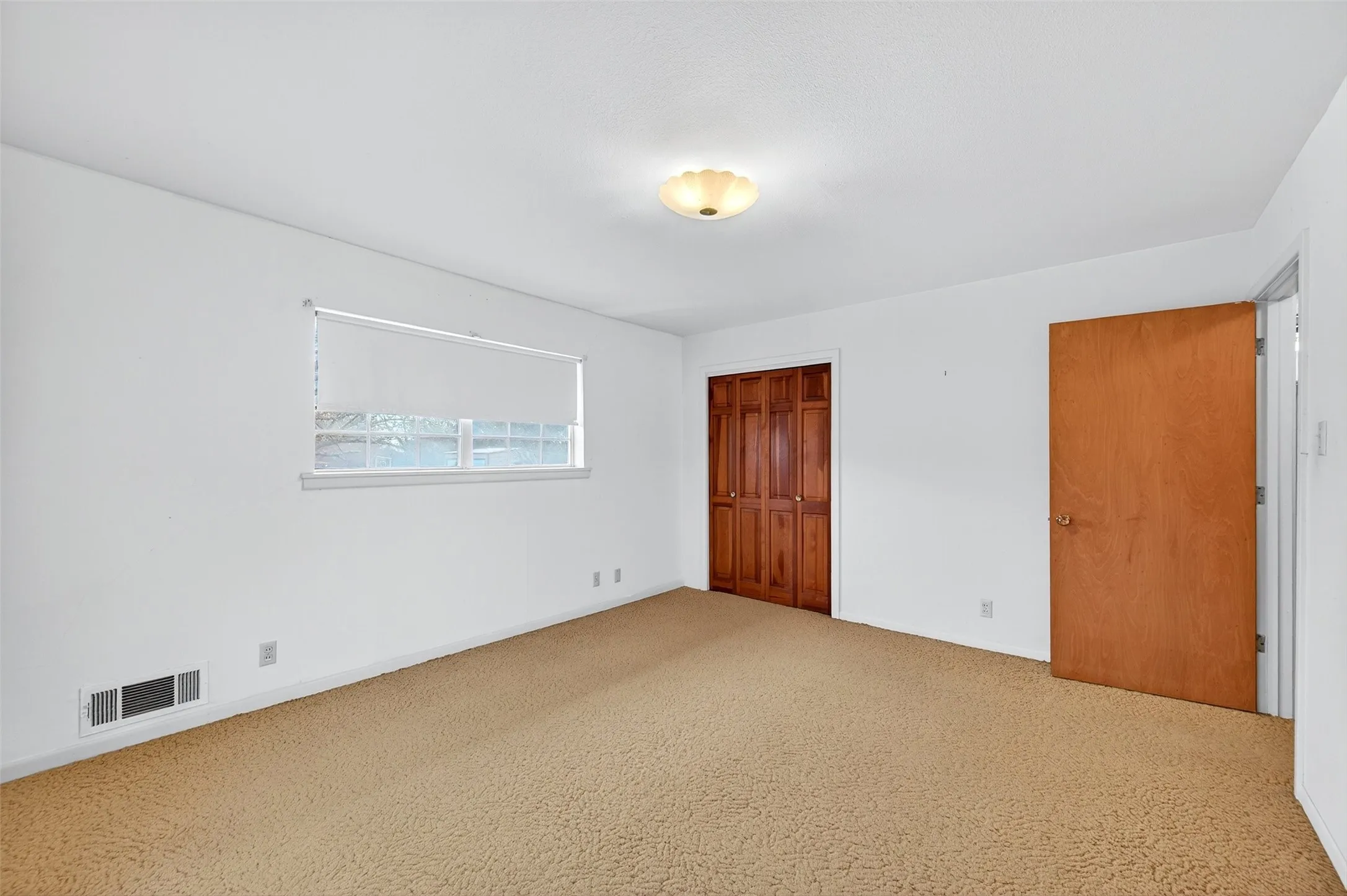 Single Family Residence For Sale in Grayson County , 3928 W Houston Street, Sherman, Texas 75092, 3 Bedroom, 2 Bathroom, 2 Garage spaces, 2,047 Sqft, built in 1966, Preowned, mls#21138554, Real Estate Agent in Sherman, Homes For Sale in Grayson county, Homes For Sale in Sherman, Realtor in Sherman Texas, Real Estate Brokerage Independent Realty Texas, Luminita Cordes Realtor