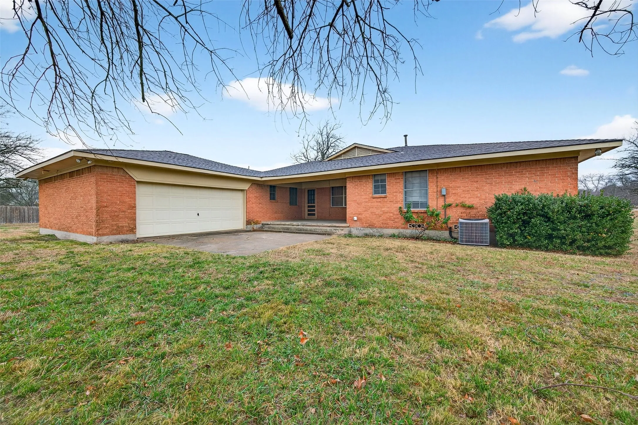 Single Family Residence For Sale in Grayson County , 3928 W Houston Street, Sherman, Texas 75092, 3 Bedroom, 2 Bathroom, 2 Garage spaces, 2,047 Sqft, built in 1966, Preowned, mls#21138554, Real Estate Agent in Sherman, Homes For Sale in Grayson county, Homes For Sale in Sherman, Realtor in Sherman Texas, Real Estate Brokerage Independent Realty Texas, Luminita Cordes Realtor