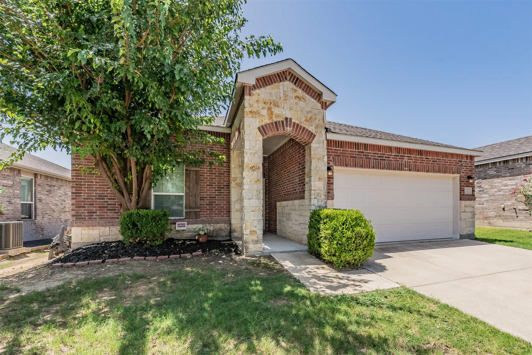 Single Family Residence For Sale in Tarrant County , 321 Mariscal Place, Fort Worth, Texas 76131, 3 Bedroom, 2 Bathroom, 2 Garage spaces, 1,948 Sqft, built in 2015, mls#21139058, Real Estate Agent in Fort Worth, Homes For Sale in Tarrant county, Homes For Sale in Fort Worth, Realtor in Fort Worth Texas, Real Estate Brokerage Independent Realty Texas, Luminita Cordes Realtor