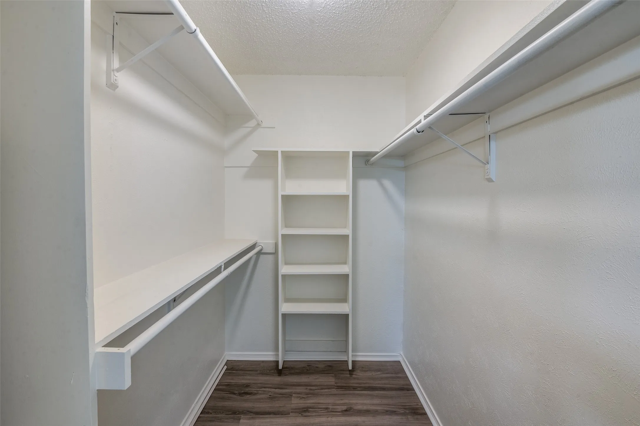 Single Family Residence For Sale in Denton County , 1902 Pat Ln, Carrollton, Texas 75006, 3 Bedrooms, 2 Bathrooms, 2 Garage spaces, 1,859 Sqft, built in 1974, Price $385,000, mls#21139109, Real Estate Agent in Carrollton, Homes For Sale in Denton county, Homes For Sale in Carrollton, Realtor in Carrollton Texas, Real Estate Brokerage Independent Realty Texas, Luminita Cordes Realtor