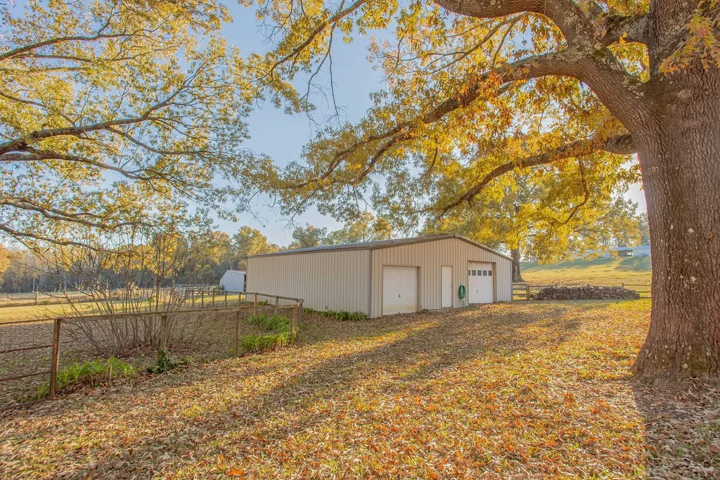 Farm For Sale in Smith County , 12575 Fm 3271, Tyler, Texas 75704, 4 Bedroom, 3 Bathroom, 2 Garage spaces, 2,379 Sqft, built in 1978, Price $695,000, mls#21139363, Real Estate Agent in Tyler, Homes For Sale in Smith county, Homes For Sale in Tyler, Realtor in Tyler Texas, Real Estate Brokerage Independent Realty Texas, Luminita Cordes Realtor