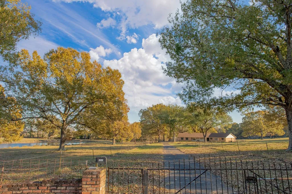 Farm For Sale in Smith County , 12575 Fm 3271, Tyler, Texas 75704, 4 Bedroom, 3 Bathroom, 2 Garage spaces, 2,379 Sqft, built in 1978, Price $695,000, mls#21139363, Real Estate Agent in Tyler, Homes For Sale in Smith county, Homes For Sale in Tyler, Realtor in Tyler Texas, Real Estate Brokerage Independent Realty Texas, Luminita Cordes Realtor