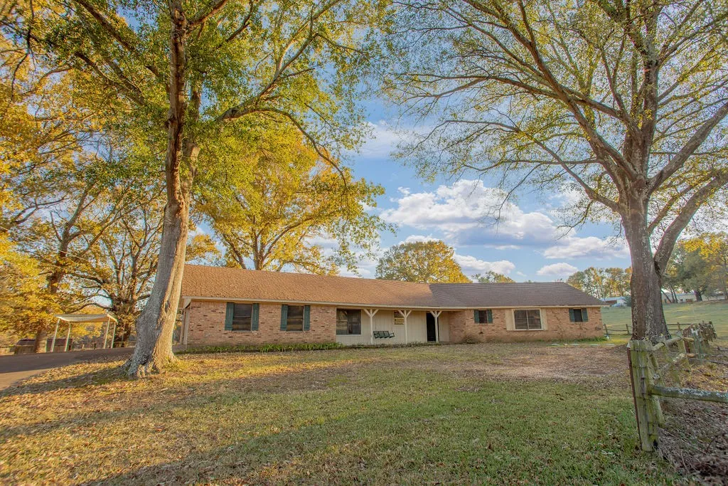 Farm For Sale in Smith County , 12575 Fm 3271, Tyler, Texas 75704, 4 Bedroom, 3 Bathroom, 2 Garage spaces, 2,379 Sqft, built in 1978, Price $695,000, mls#21139363, Real Estate Agent in Tyler, Homes For Sale in Smith county, Homes For Sale in Tyler, Realtor in Tyler Texas, Real Estate Brokerage Independent Realty Texas, Luminita Cordes Realtor